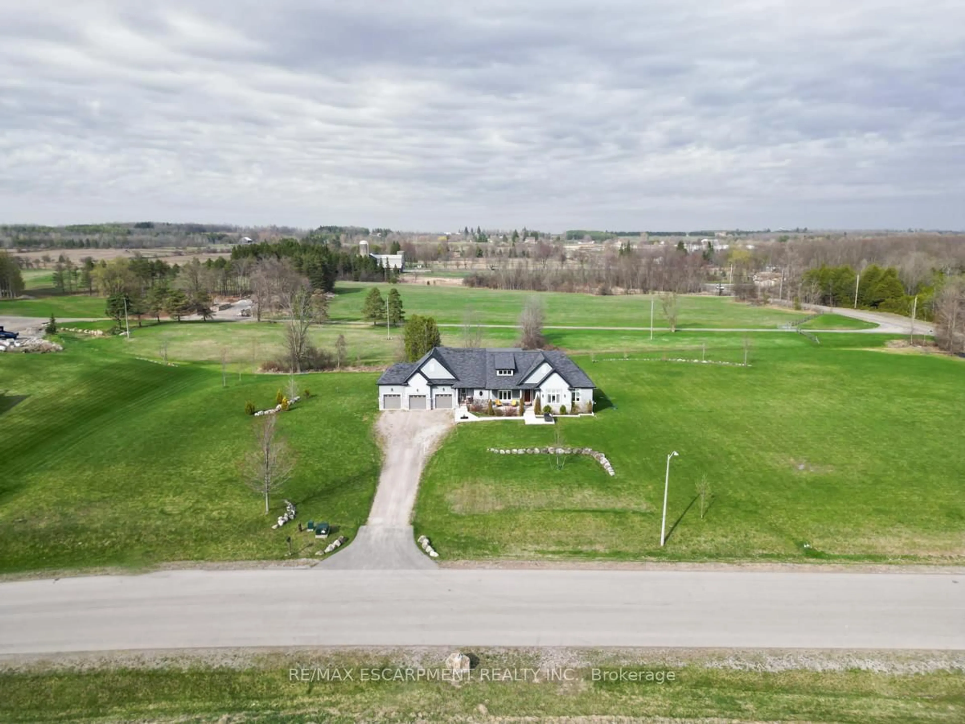 A pic from outside/outdoor area/front of a property/back of a property/a pic from drone, unknown for 20 Chesswood Tr, Hamilton Ontario L8N 2Z7