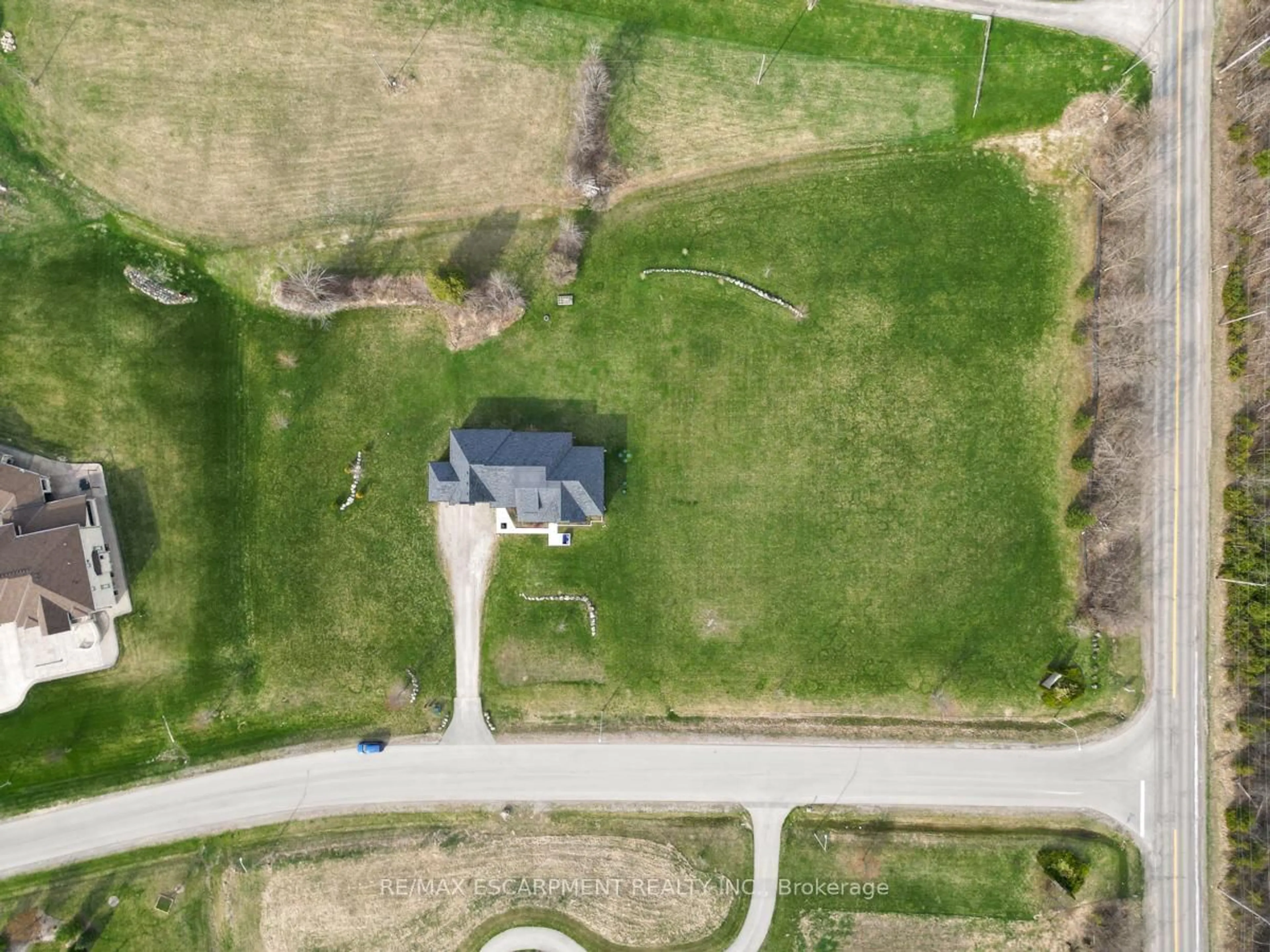 A pic from outside/outdoor area/front of a property/back of a property/a pic from drone, street for 20 Chesswood Tr, Hamilton Ontario L8N 2Z7