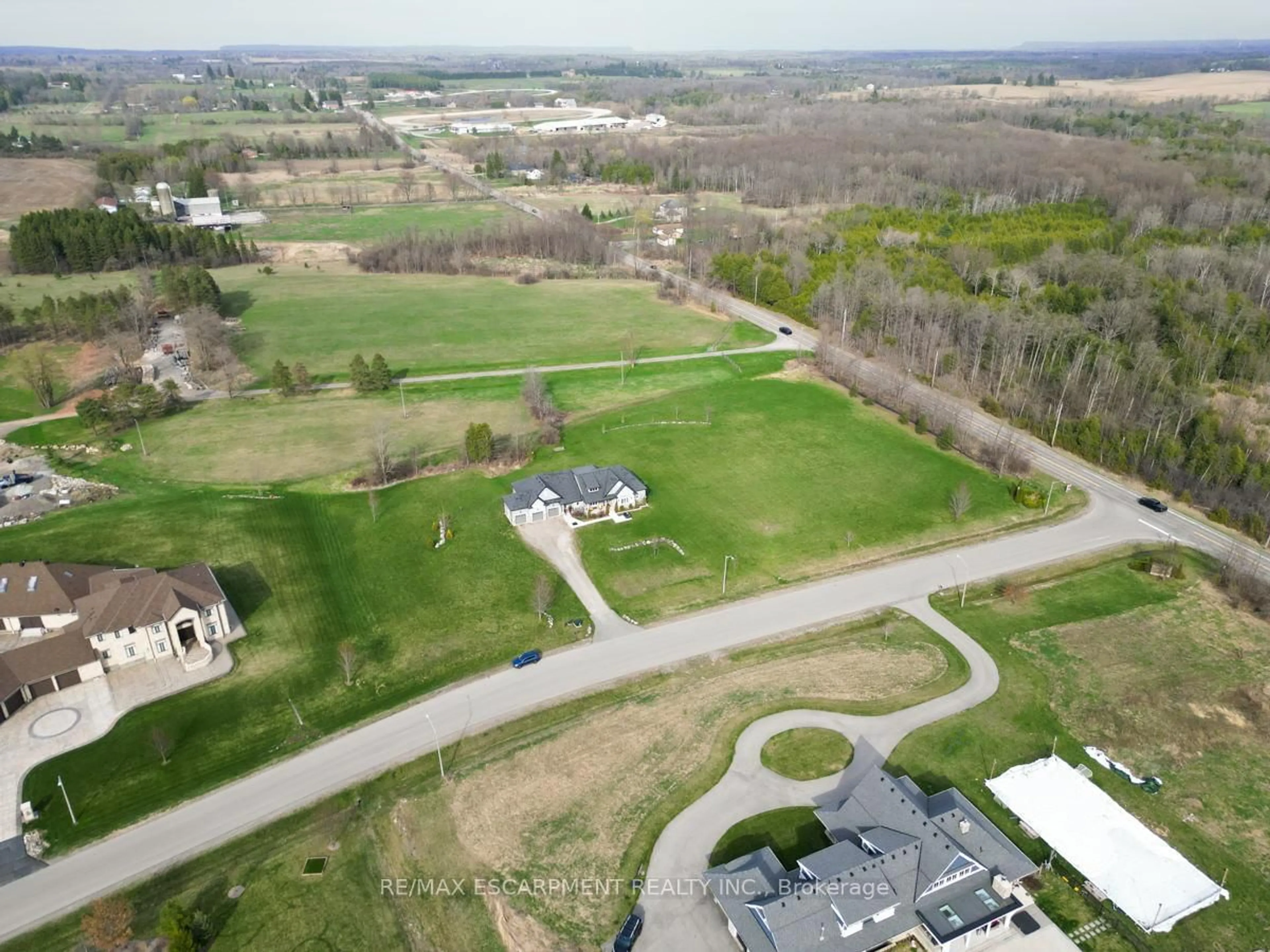 A pic from outside/outdoor area/front of a property/back of a property/a pic from drone, unknown for 20 Chesswood Tr, Hamilton Ontario L8N 2Z7