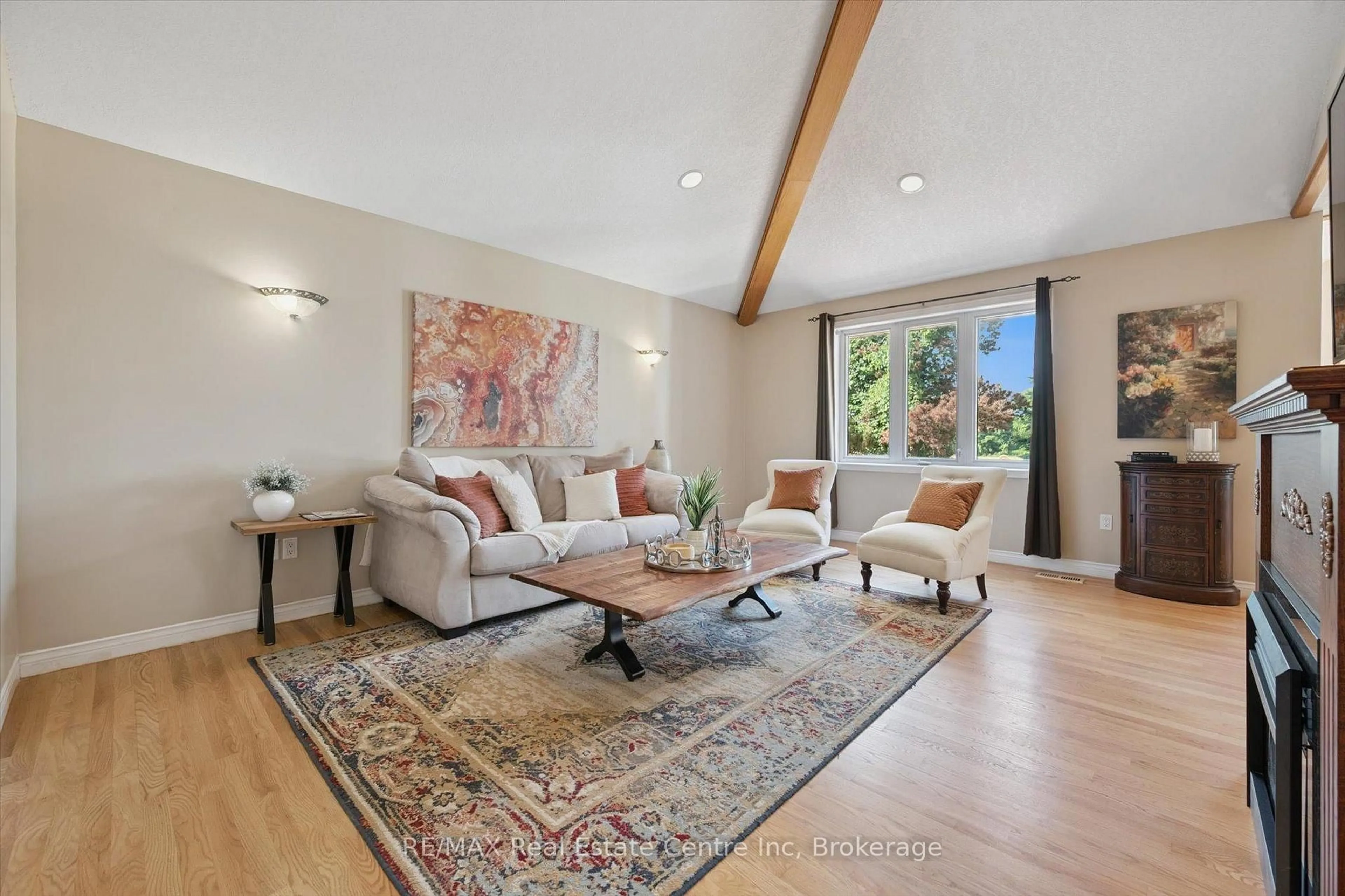 Living room with furniture, unknown for 5044 WHITELAW Rd, Guelph/Eramosa Ontario N1H 6J3