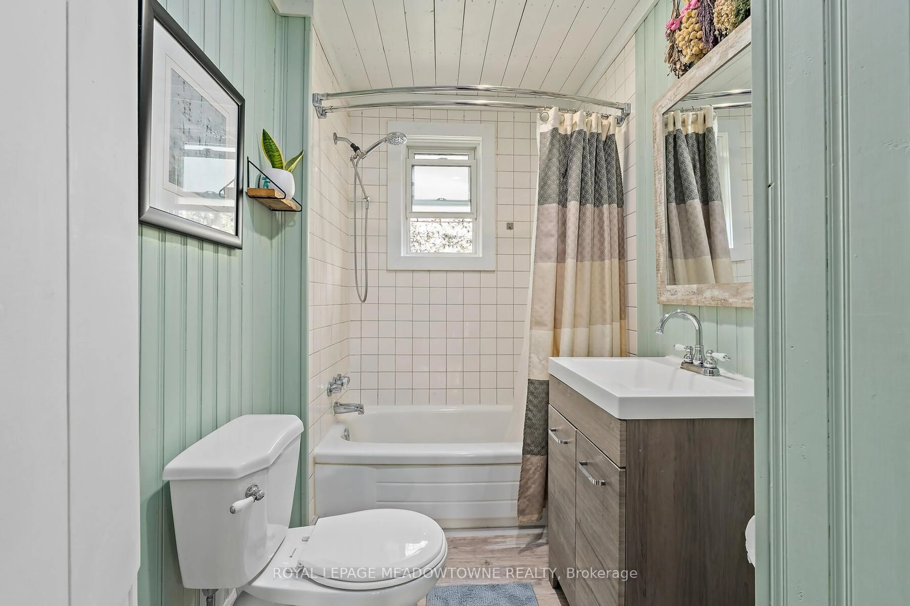 Standard bathroom, ceramic/tile floor for 9201 24 Sdrd, Erin Ontario N0B 1Z0