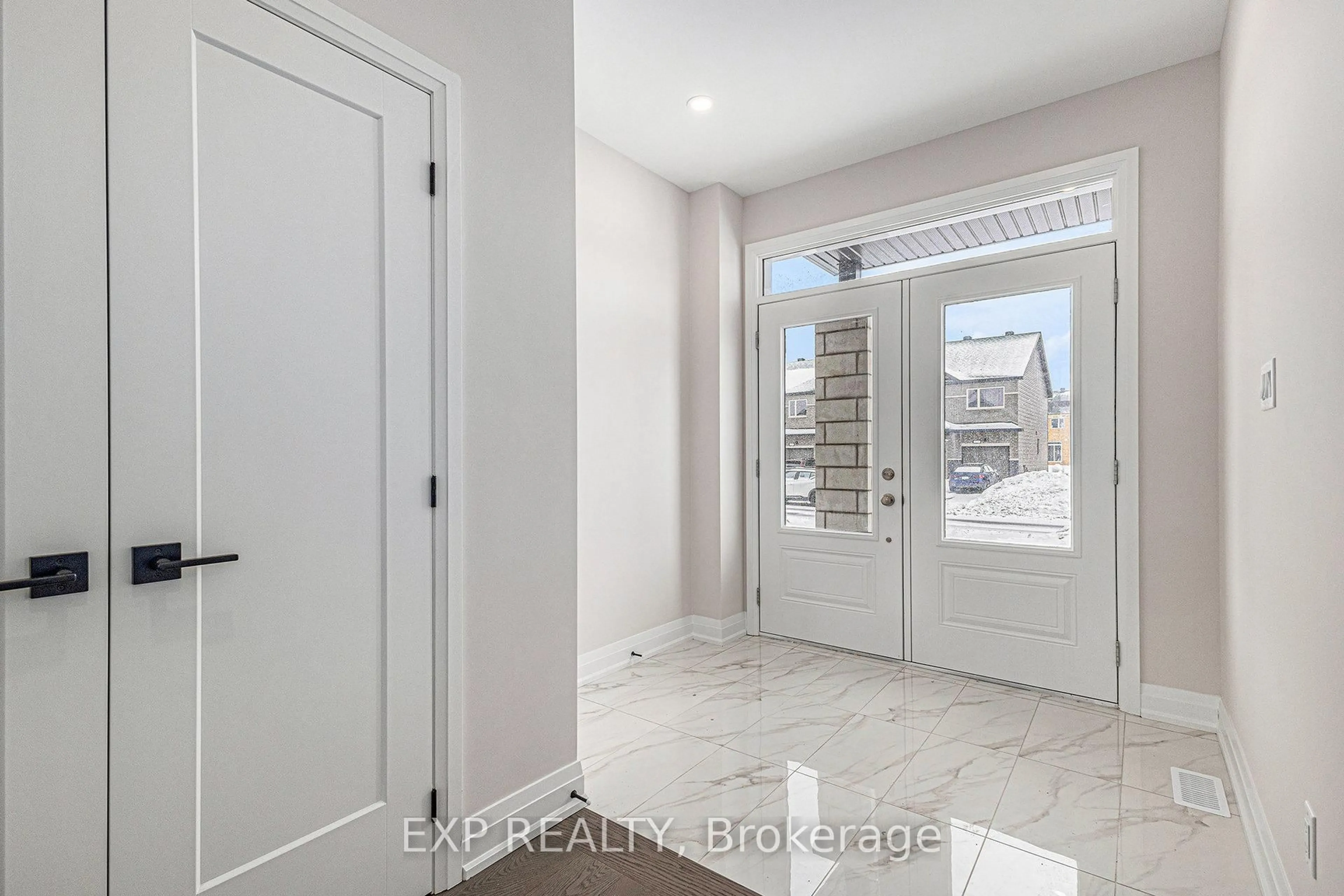 Indoor entryway for 402 FLEET CANUCK Private, Ottawa Ontario K2M 0M5