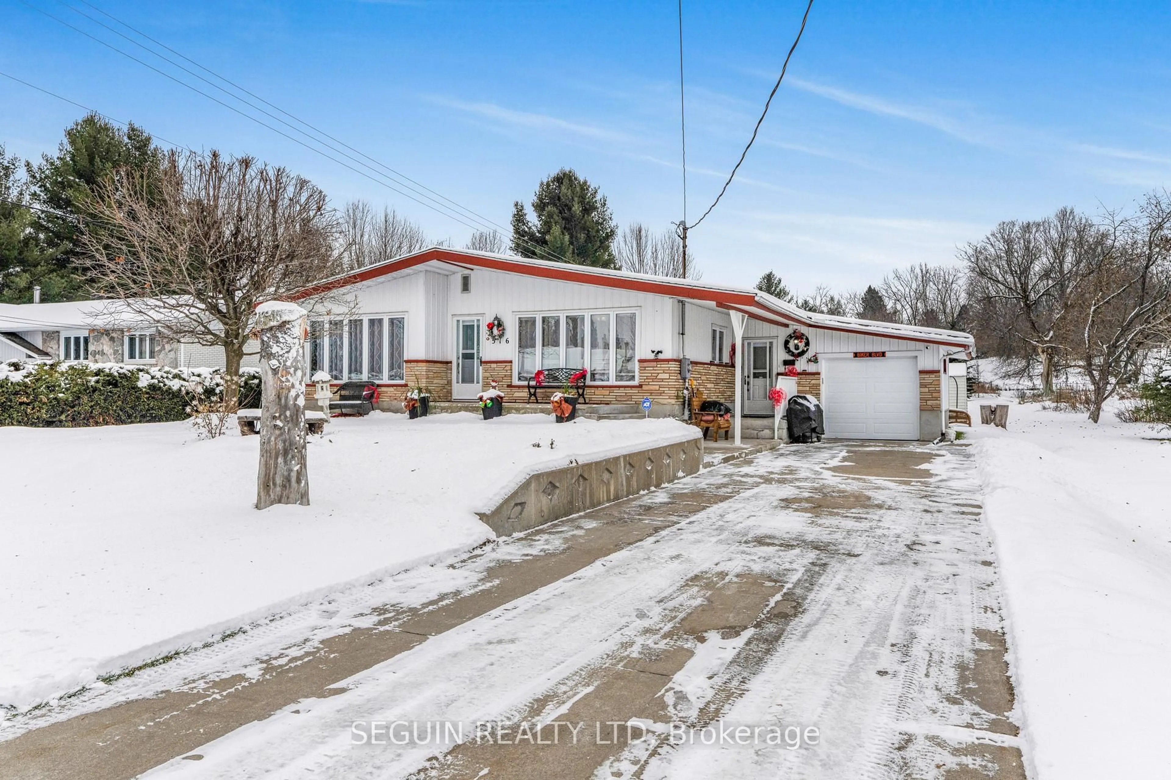 A pic from outside/outdoor area/front of a property/back of a property/a pic from drone, street for 516 Front Rd, Champlain Ontario K6A 2T4
