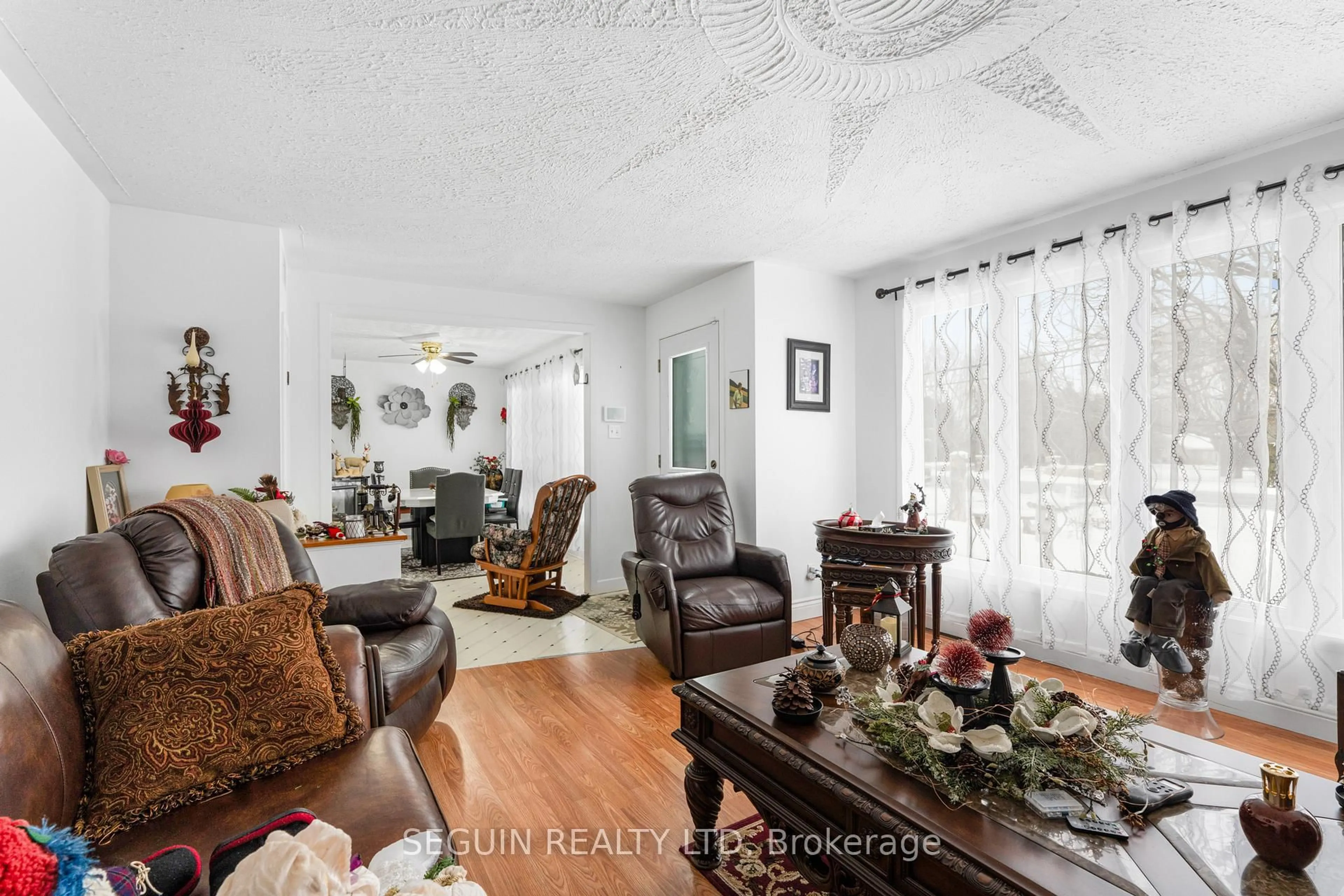 Living room with furniture, unknown for 516 Front Rd, Champlain Ontario K6A 2T4
