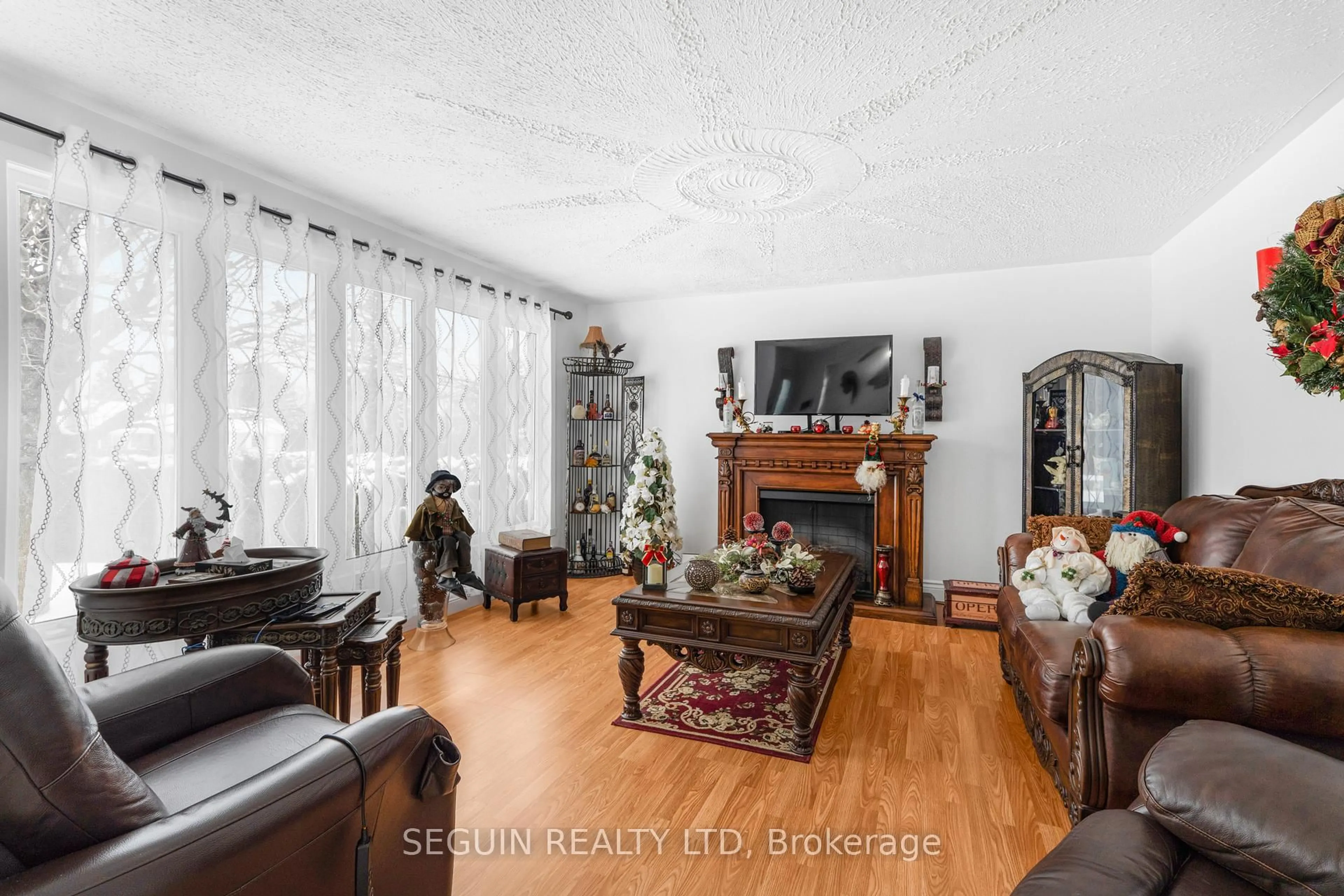 Living room with furniture, wood/laminate floor for 516 Front Rd, Champlain Ontario K6A 2T4