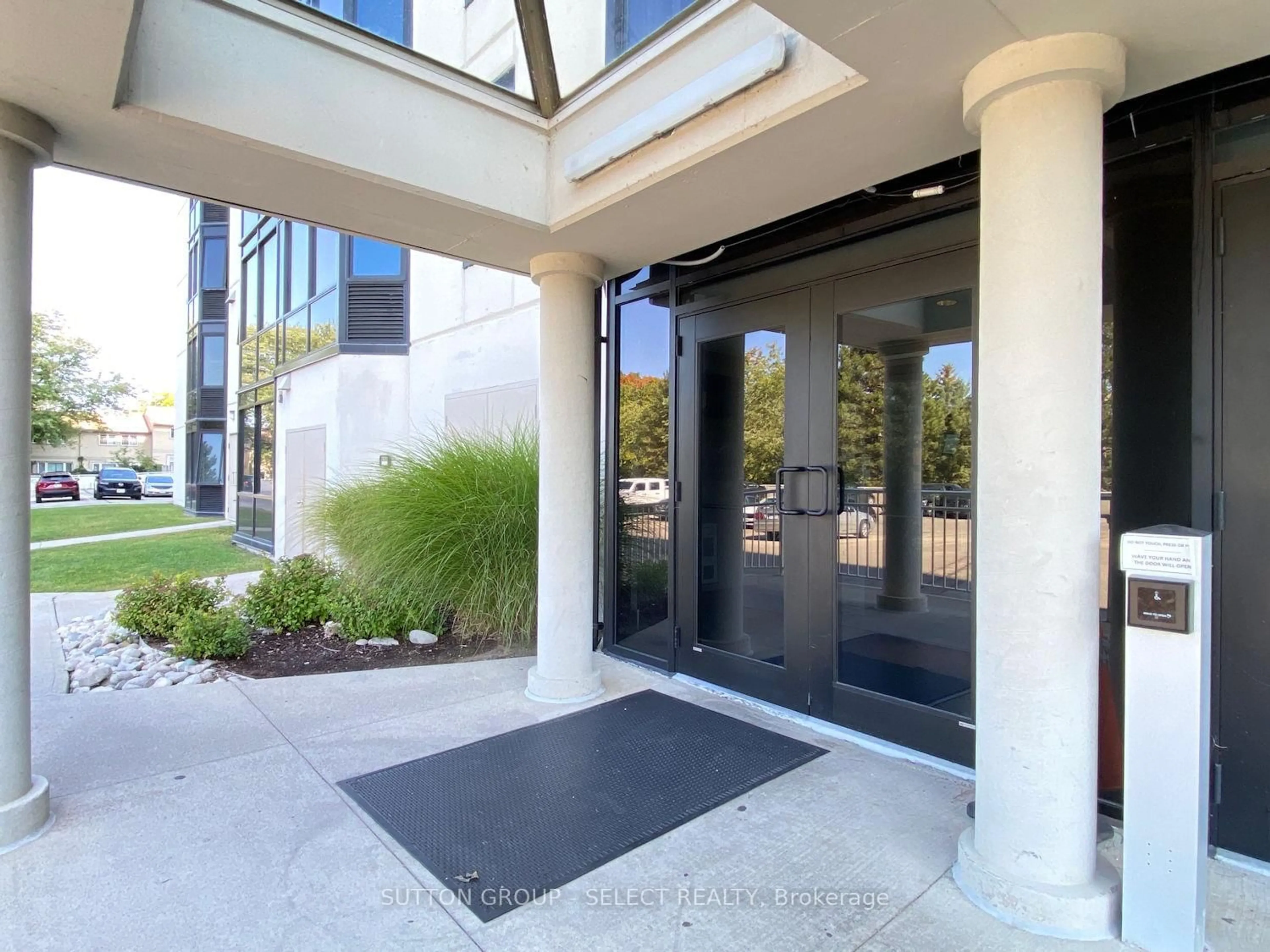 Indoor foyer for 35 Green Valley Dr #409, Kitchener Ontario N2P 2A5