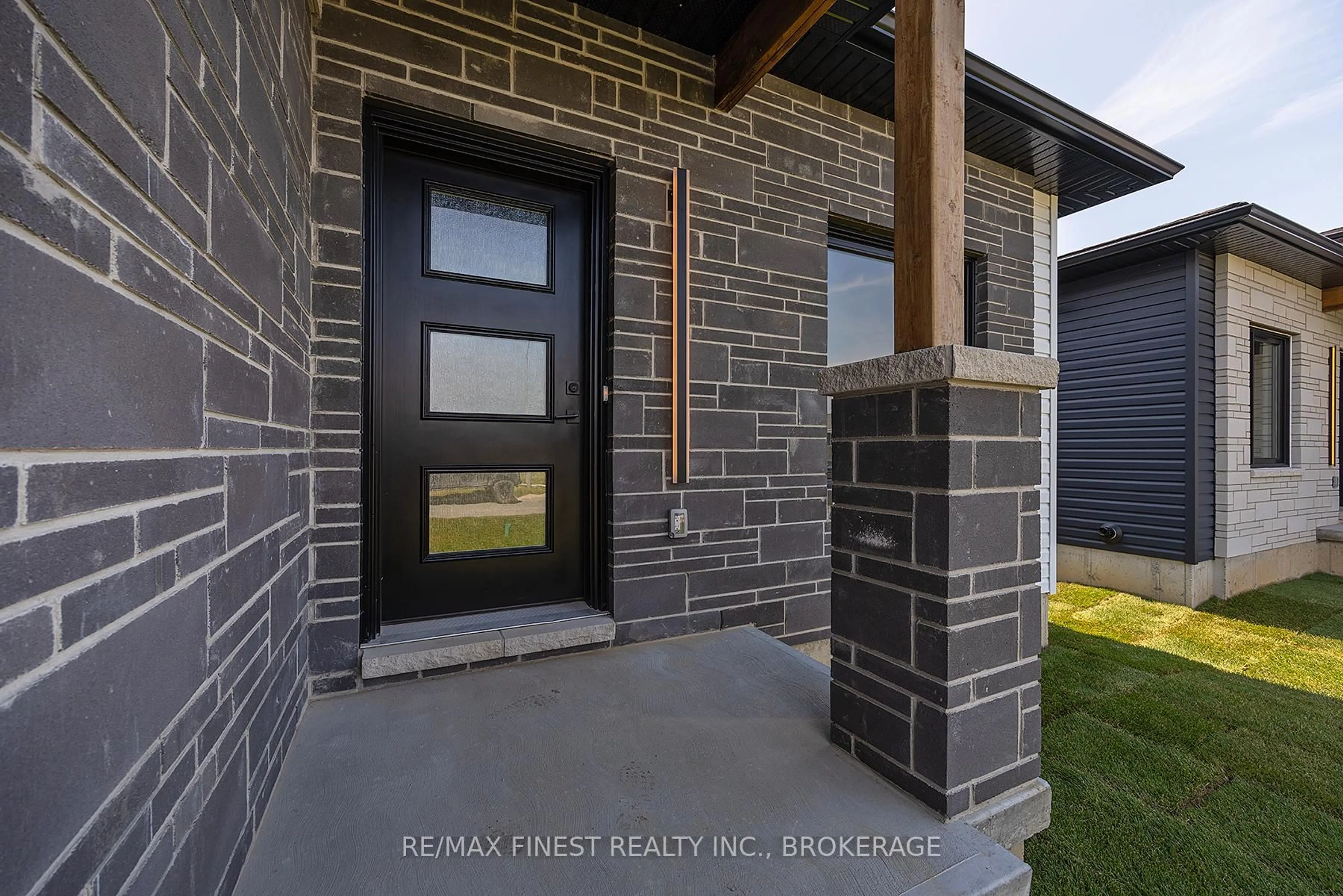 Indoor entryway for 161 Creighton Dr, Loyalist Ontario K0K 2H0