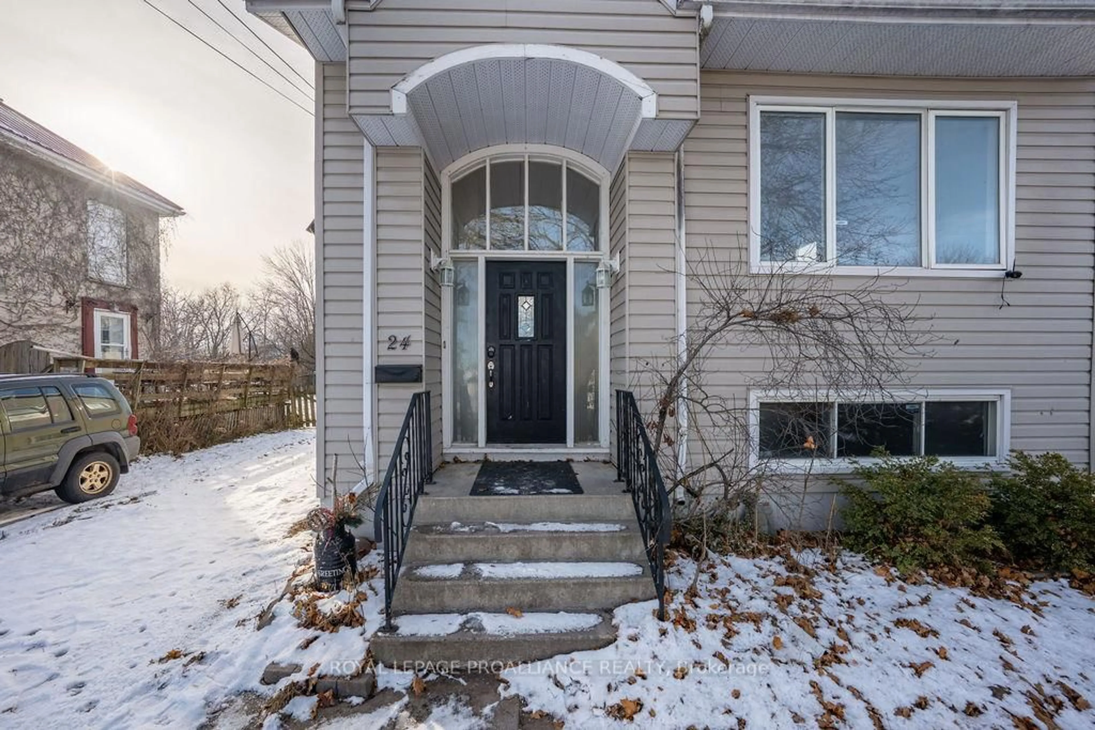 Indoor entryway for 24 St Charles St, Belleville Ontario K8P 2V6