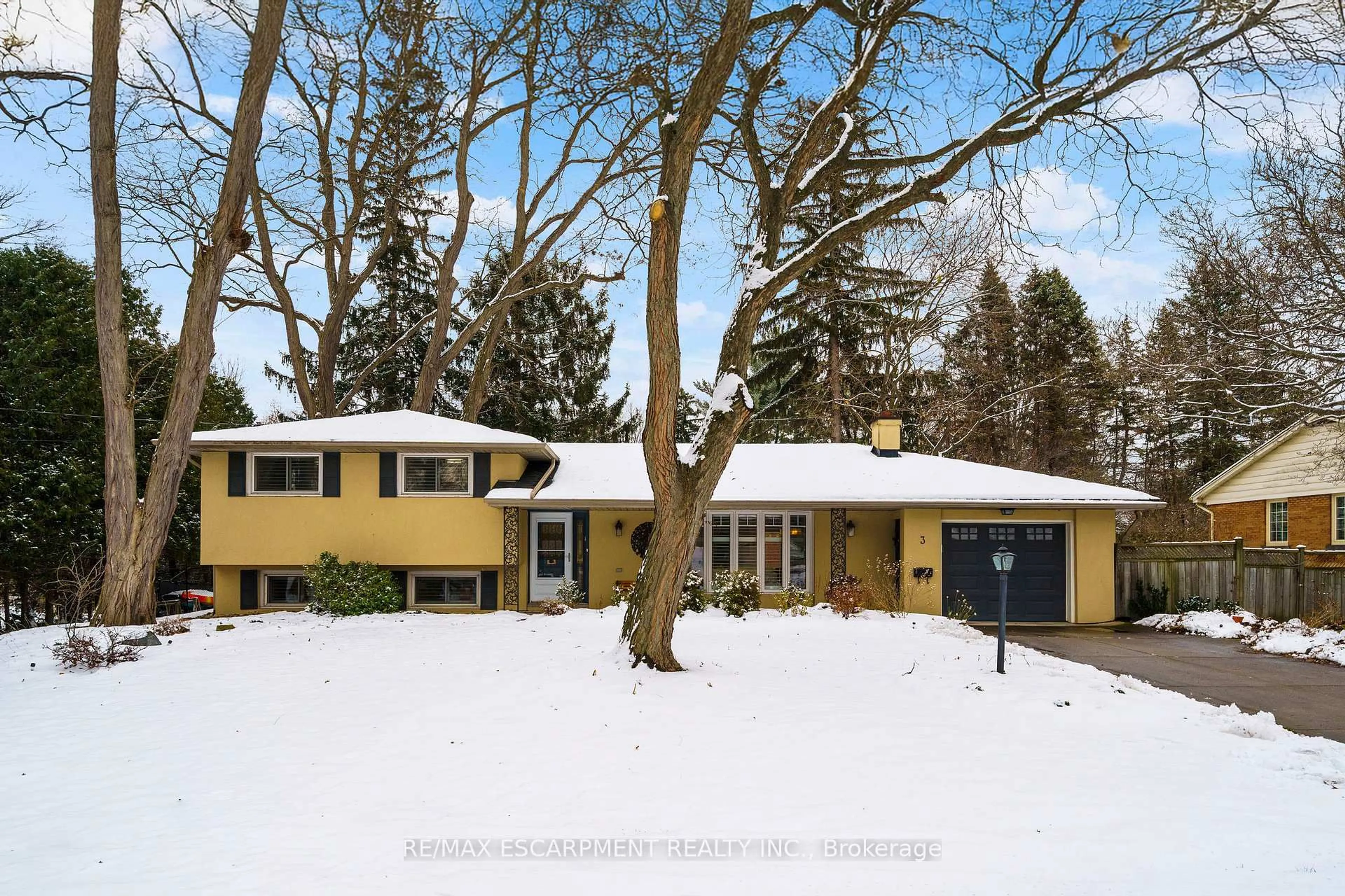 Home with vinyl exterior material, street for 3 Hatfield Pl, Hamilton Ontario L9H 4J7