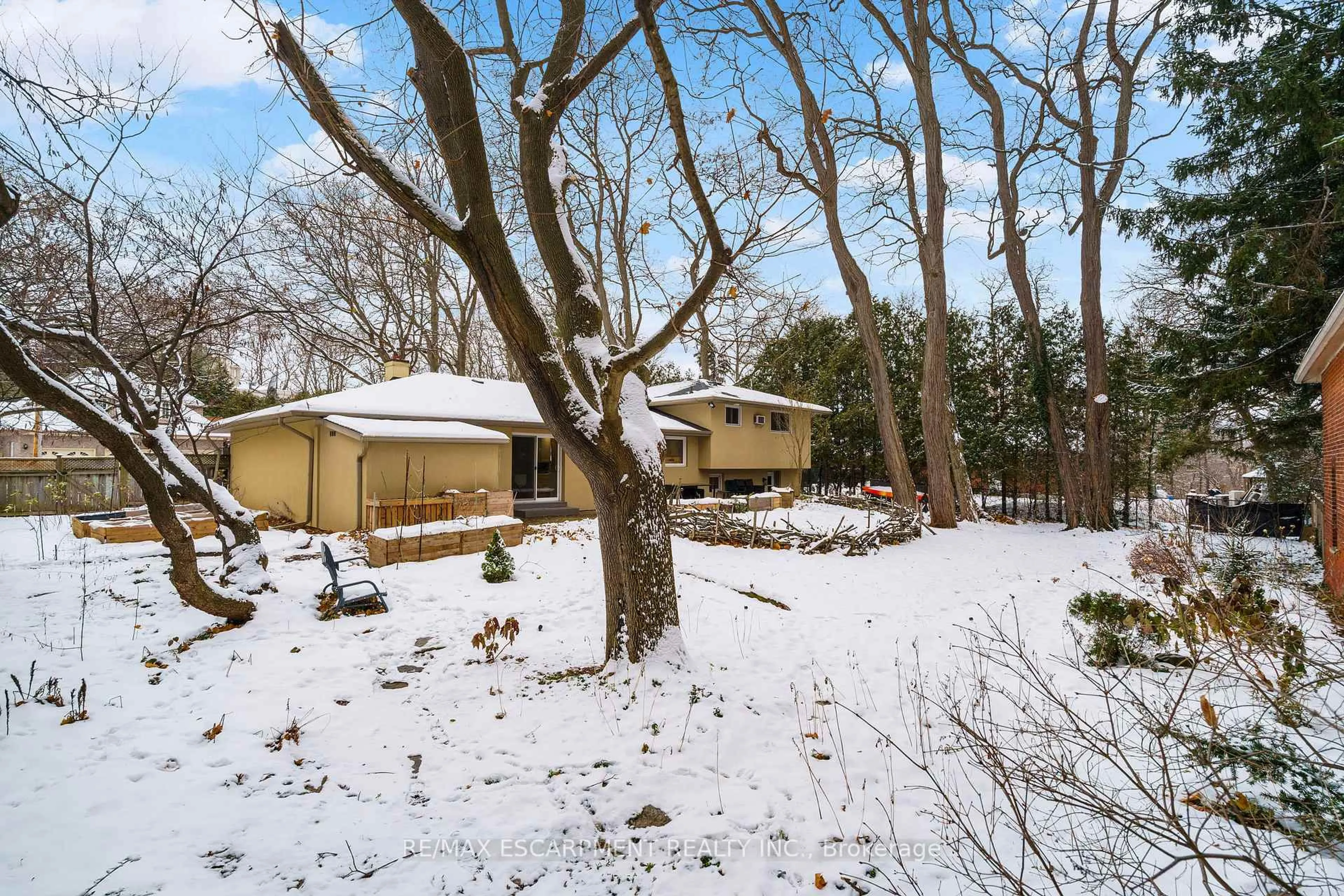 A pic from outside/outdoor area/front of a property/back of a property/a pic from drone, unknown for 3 Hatfield Pl, Hamilton Ontario L9H 4J7