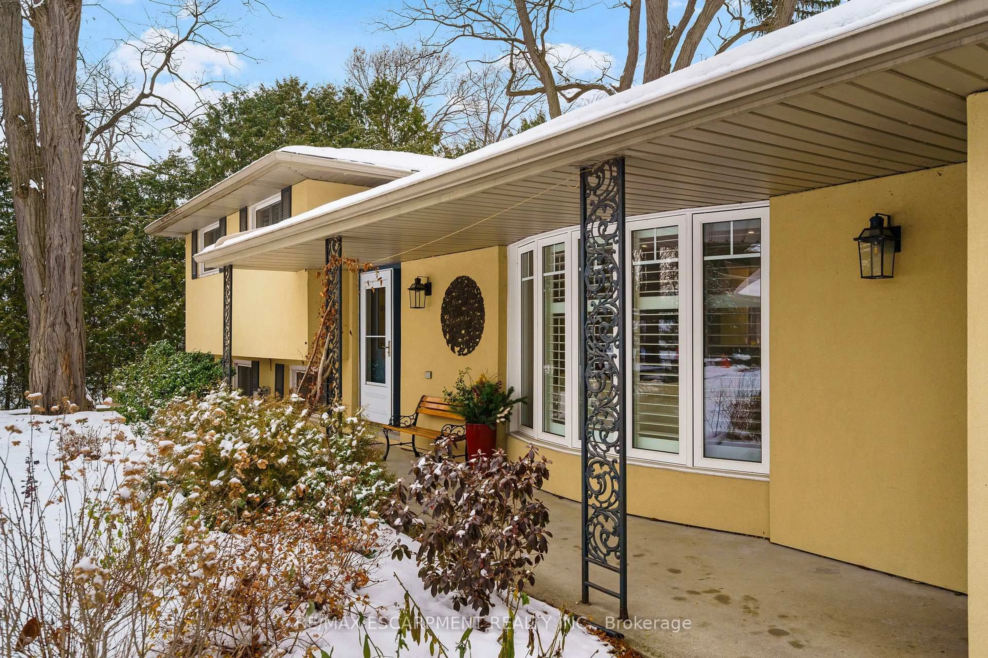 Home with vinyl exterior material, street for 3 Hatfield Pl, Hamilton Ontario L9H 4J7