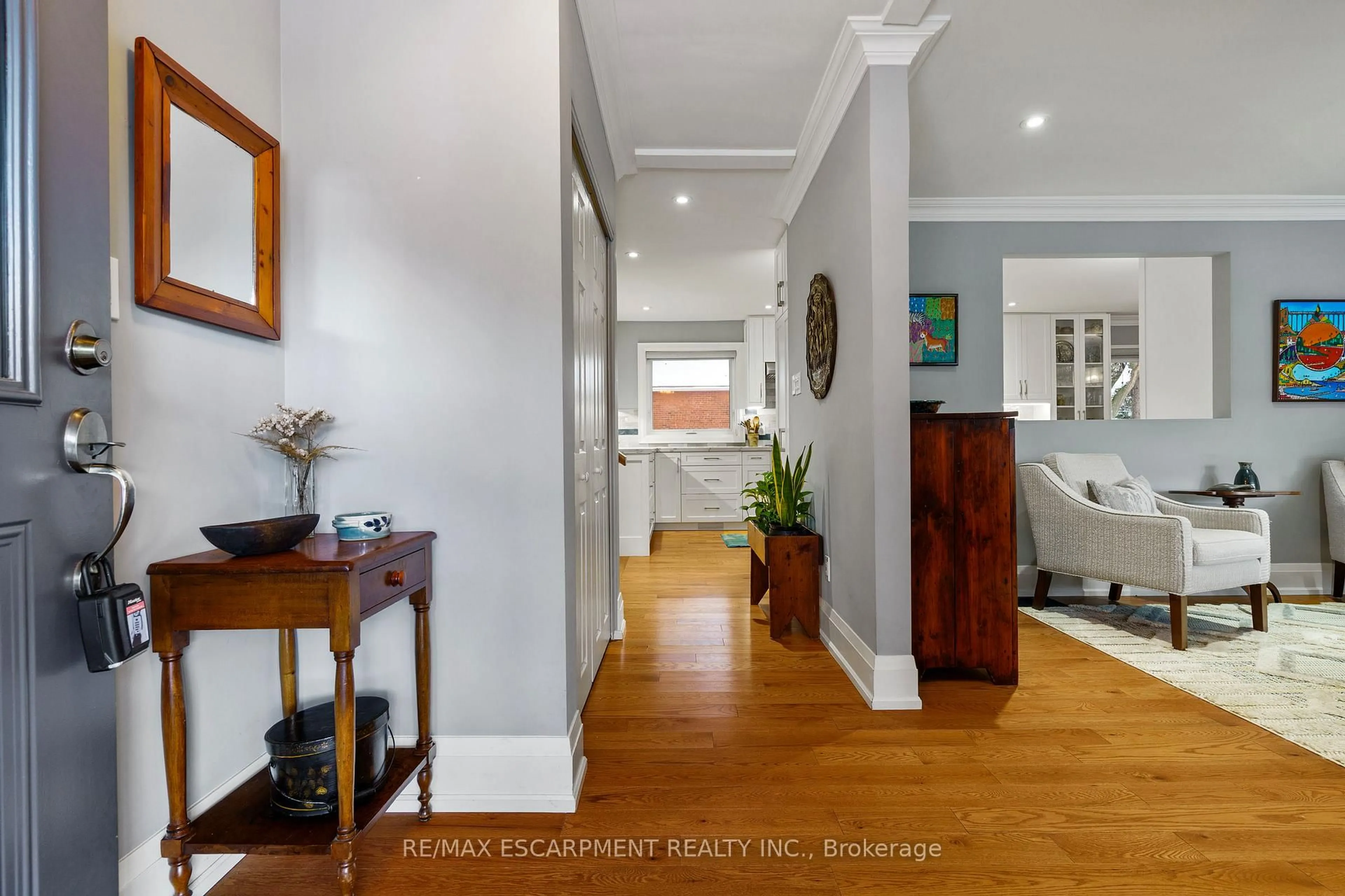 Indoor entryway for 3 Hatfield Pl, Hamilton Ontario L9H 4J7