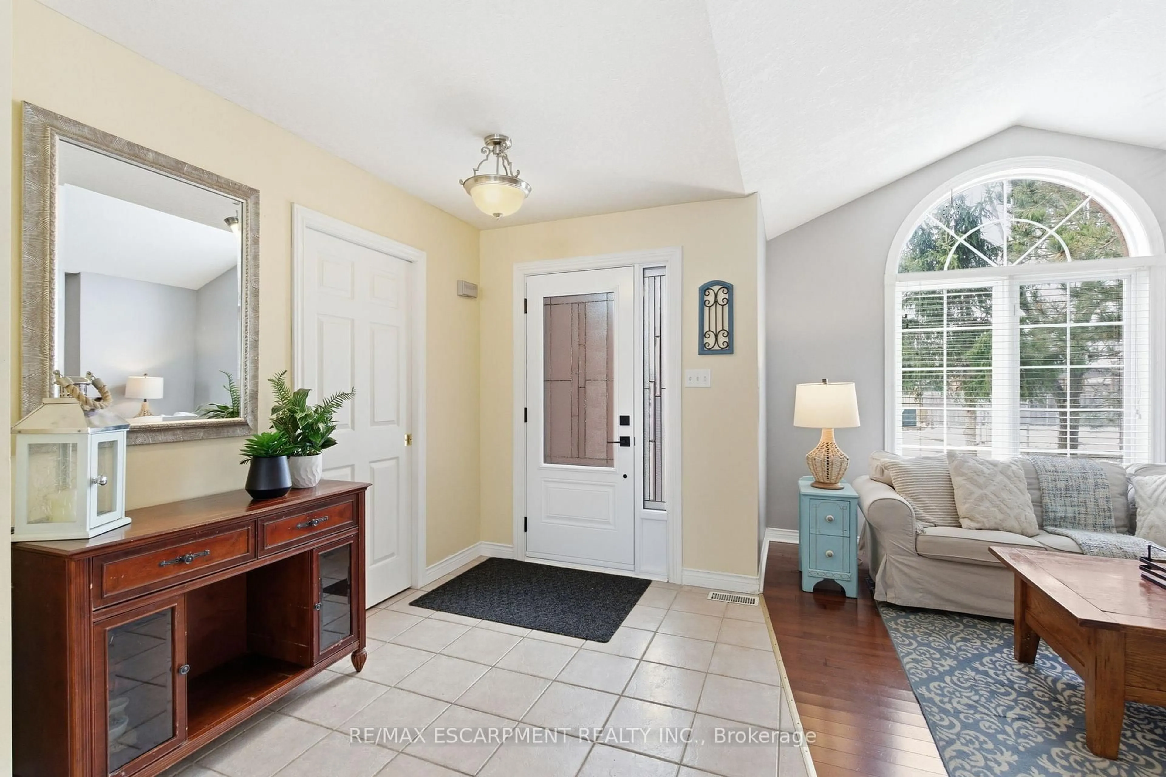 Indoor entryway for 65 Thistlemoor Dr, Haldimand Ontario N3W 2K5