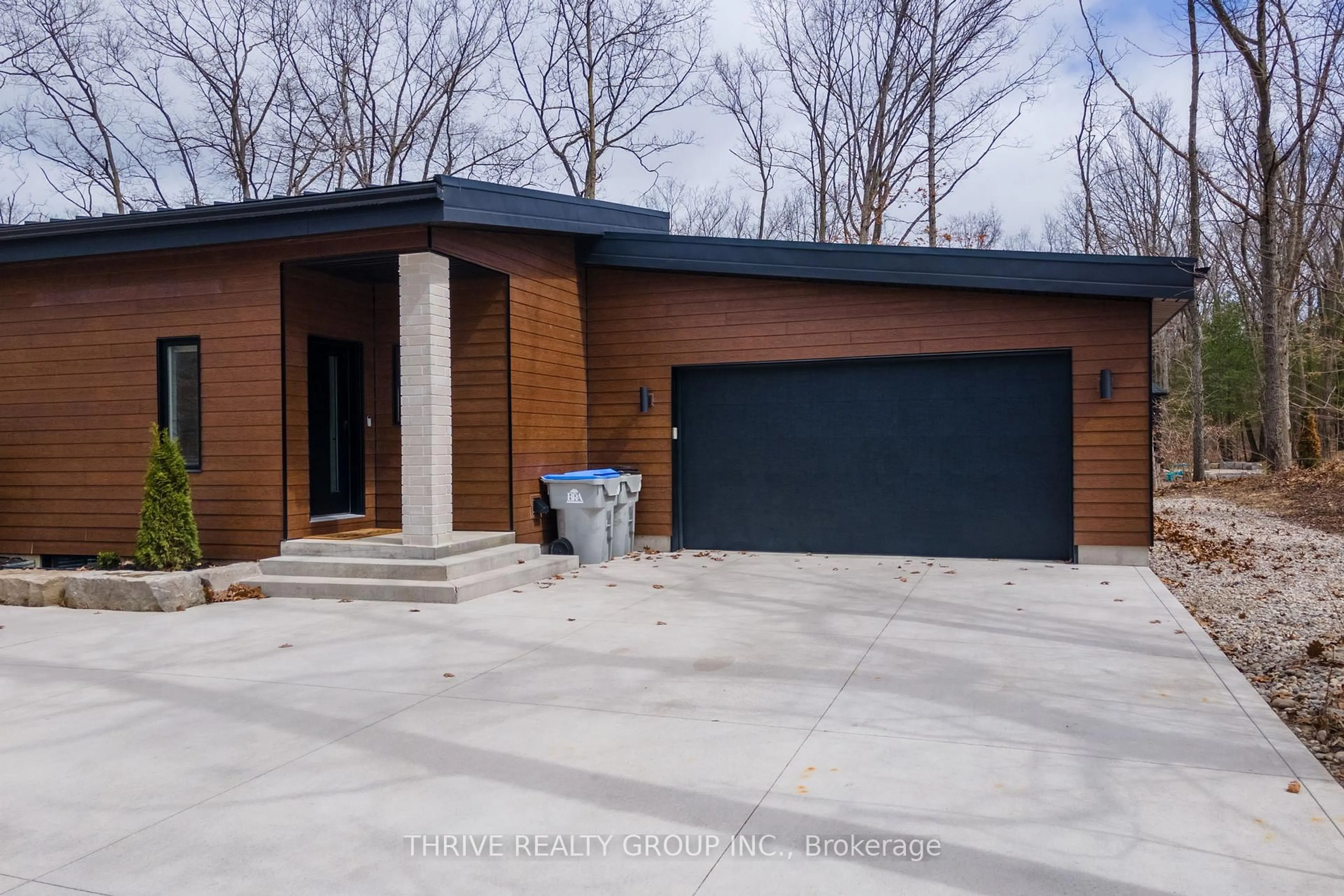 Indoor garage for 10107 Pinery Bluffs Rd, Lambton Shores Ontario N0M 1T0