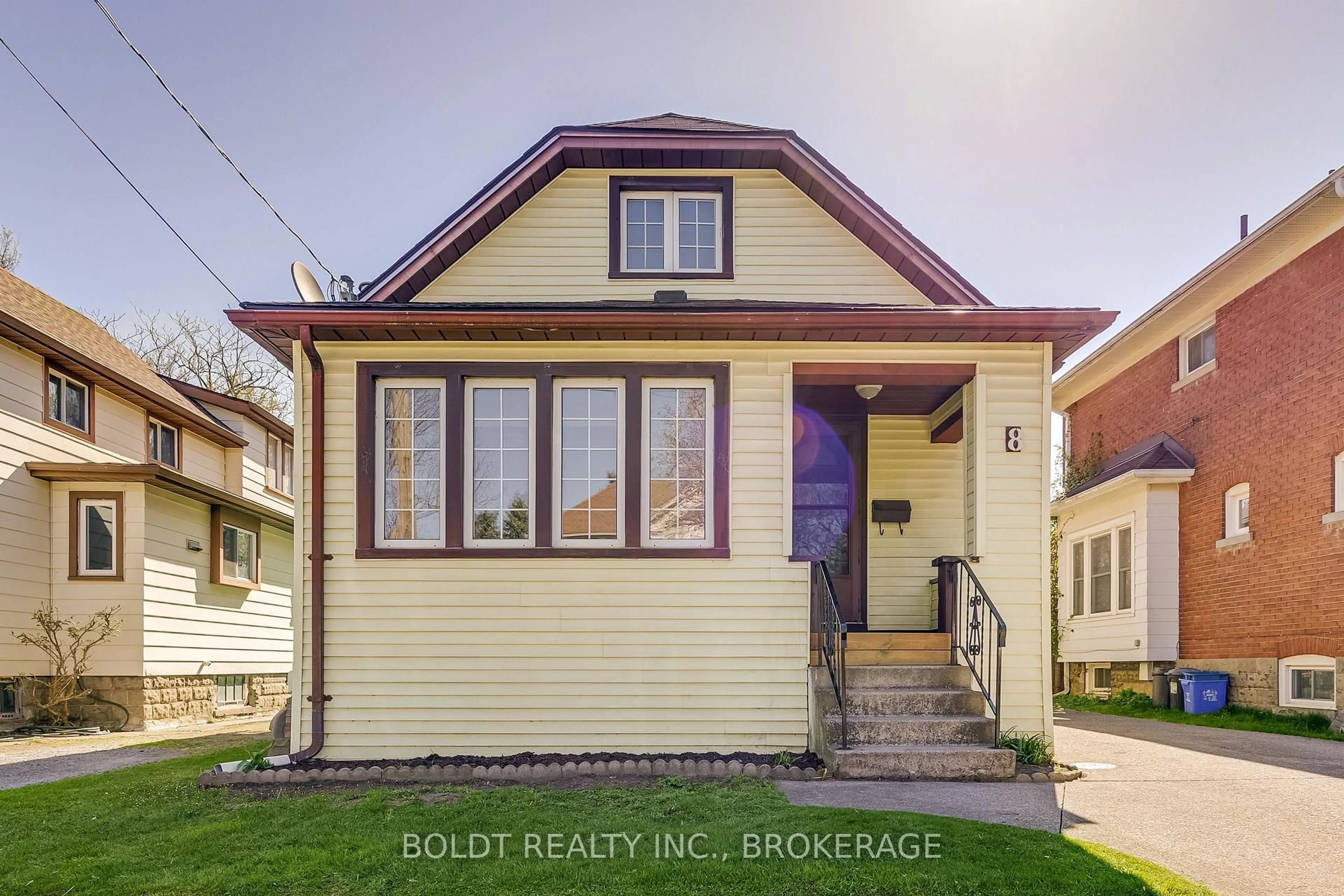 Home with vinyl exterior material, street for 8 Chelsea St, St. Catharines Ontario L2P 3B8