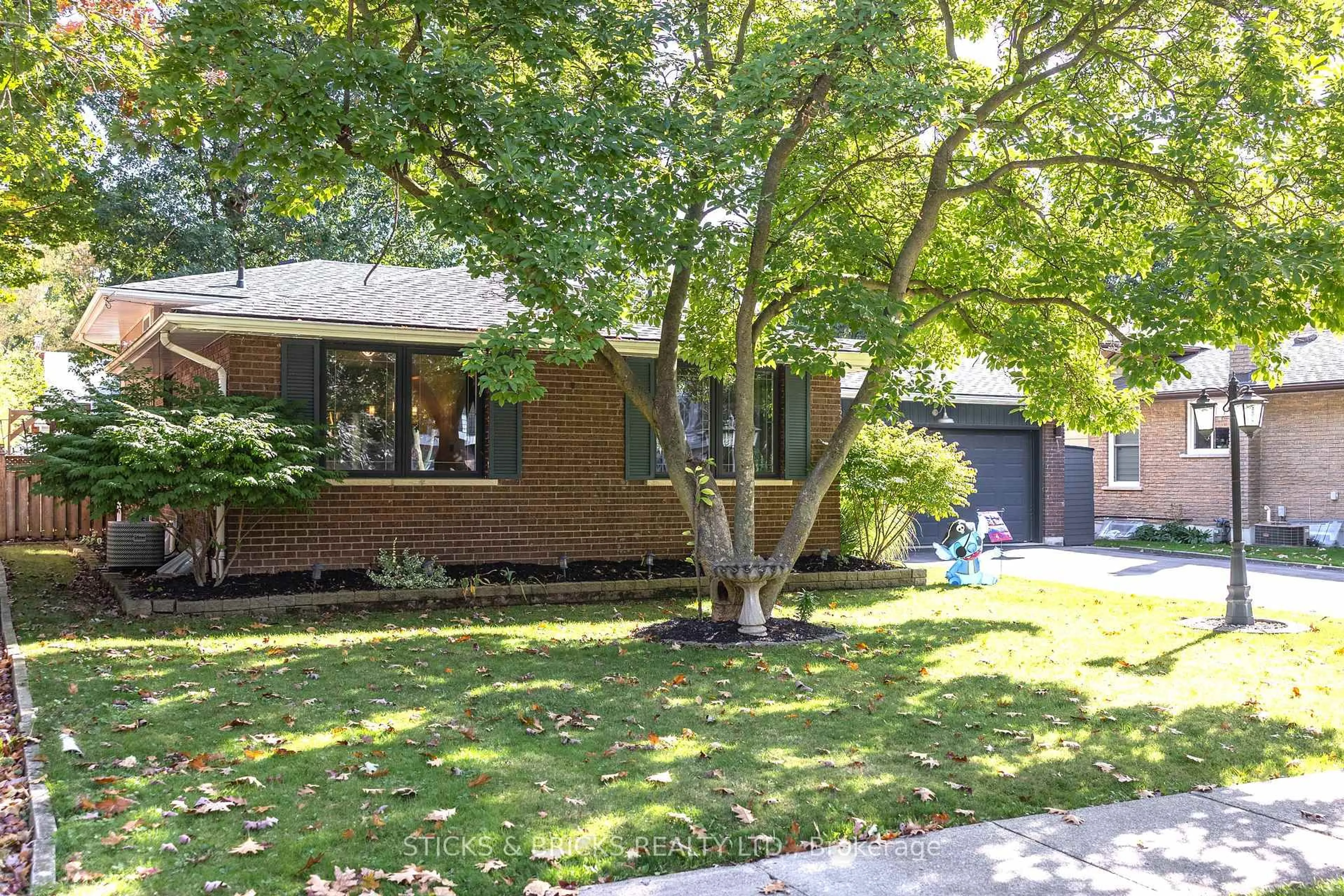 Home with brick exterior material, street for 2530 Dorchester Rd, Niagara Falls Ontario L2J 2Y8