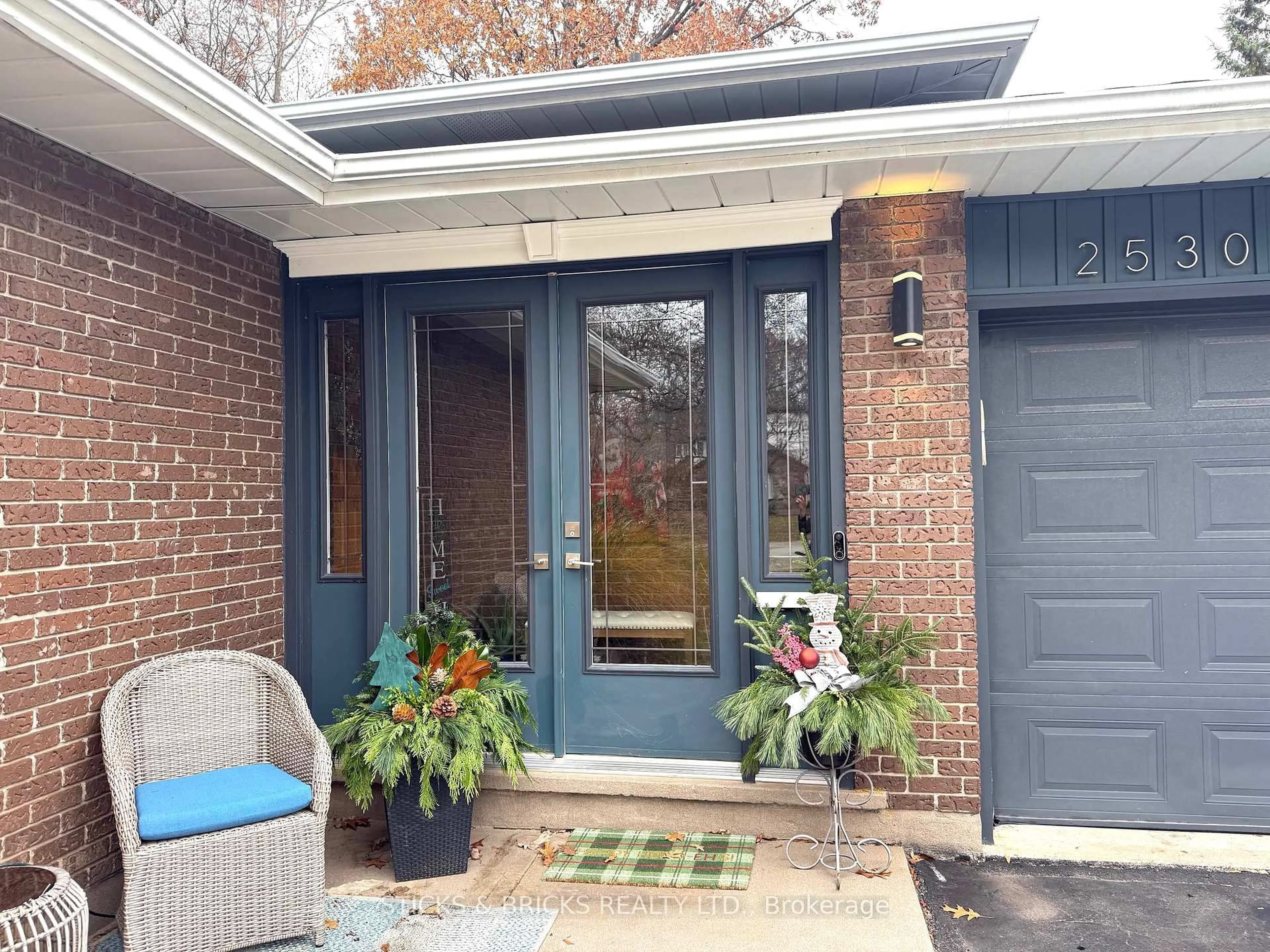 Indoor entryway for 2530 Dorchester Rd, Niagara Falls Ontario L2J 2Y8