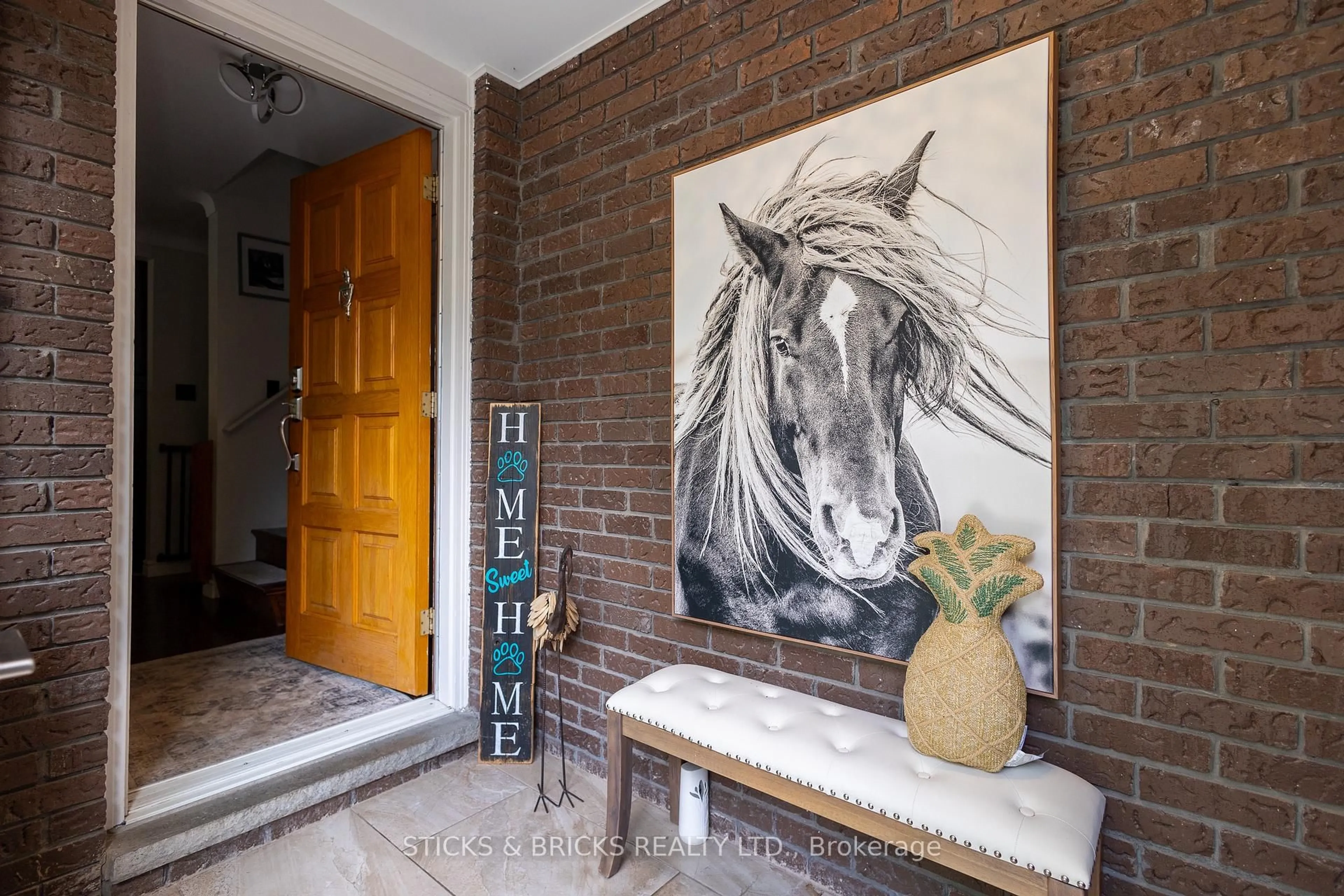 Indoor entryway for 2530 Dorchester Rd, Niagara Falls Ontario L2J 2Y8