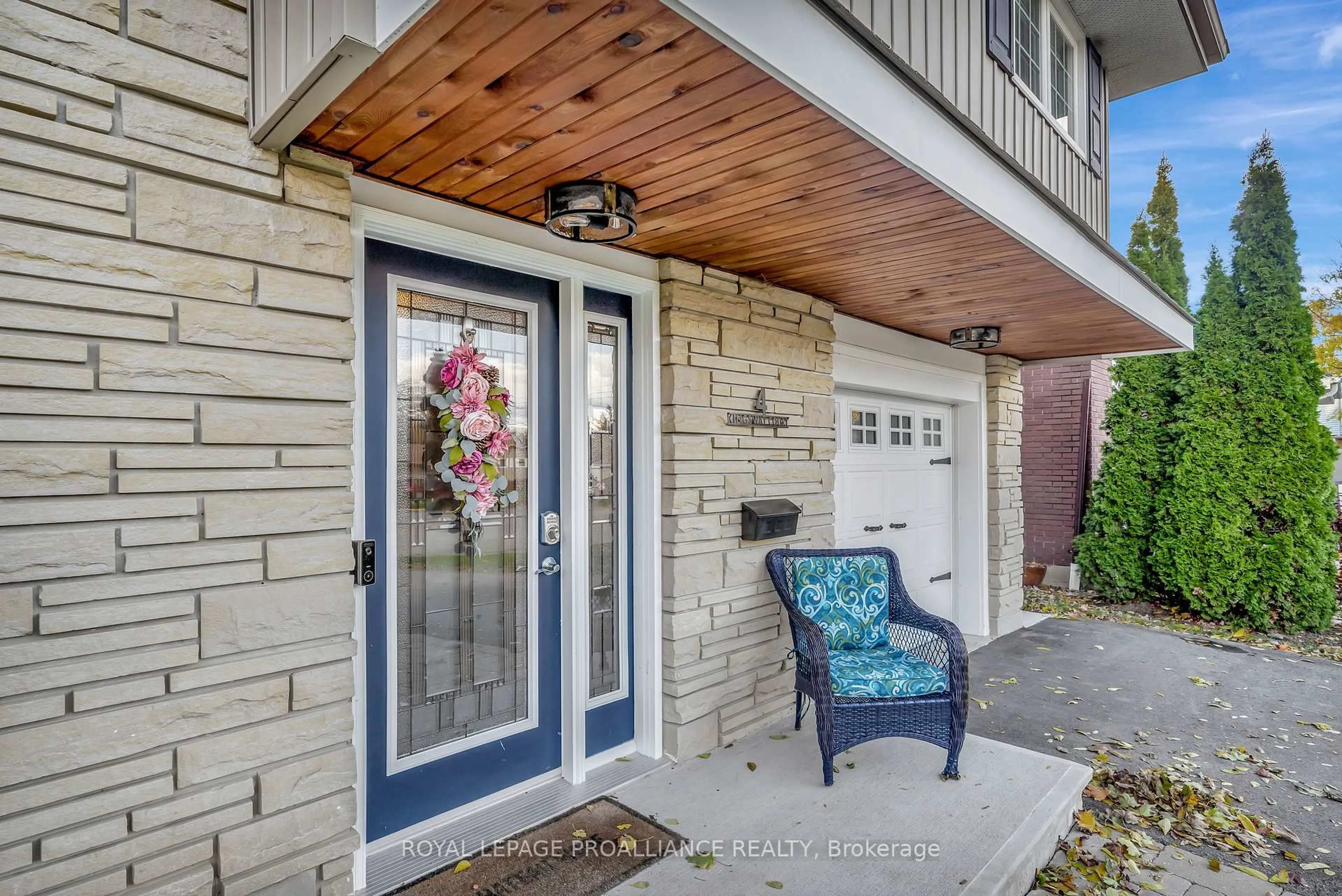 Indoor entryway for 4 Kingsway Crt, Belleville Ontario K8N 4P1