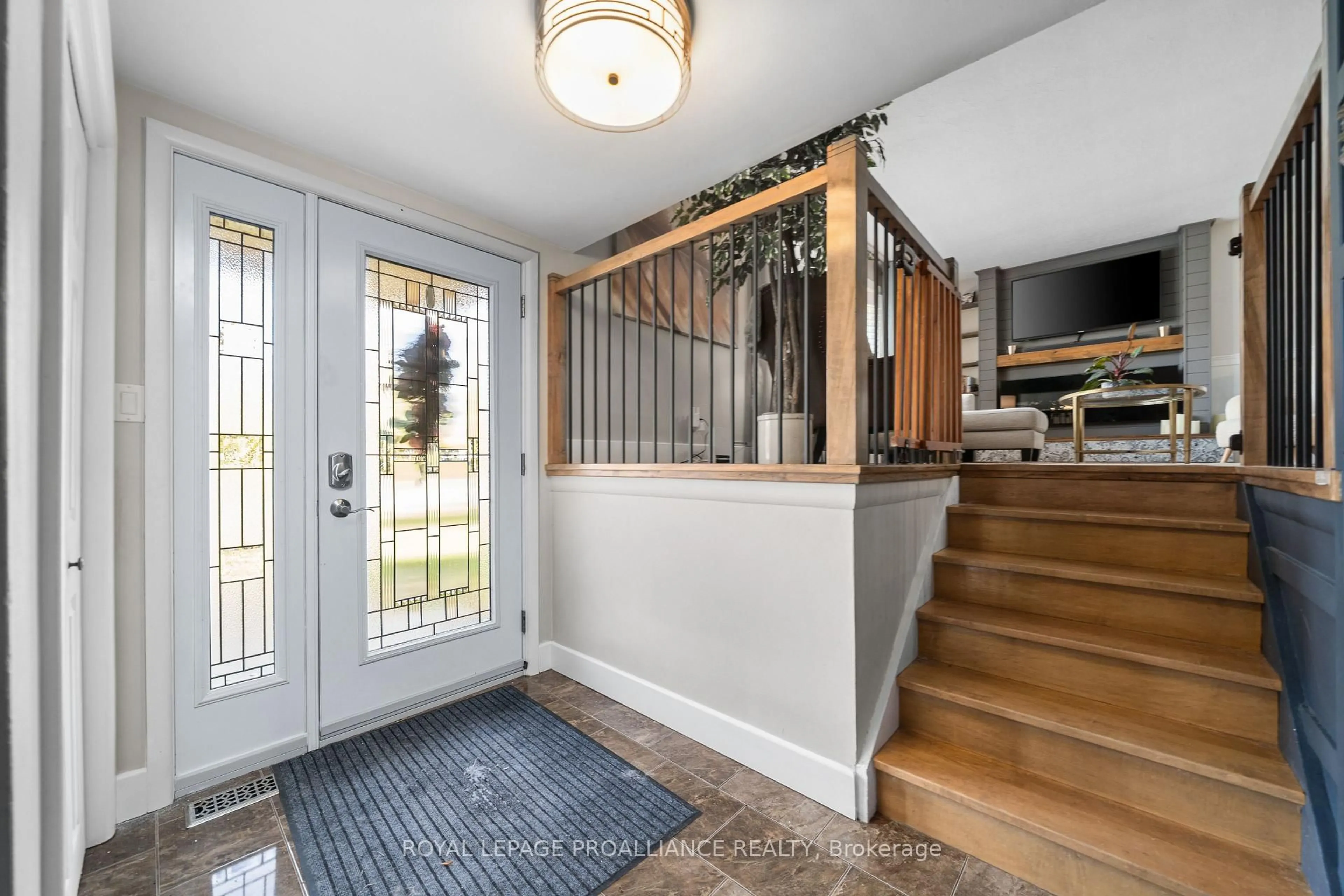 Indoor entryway for 4 Kingsway Crt, Belleville Ontario K8N 4P1