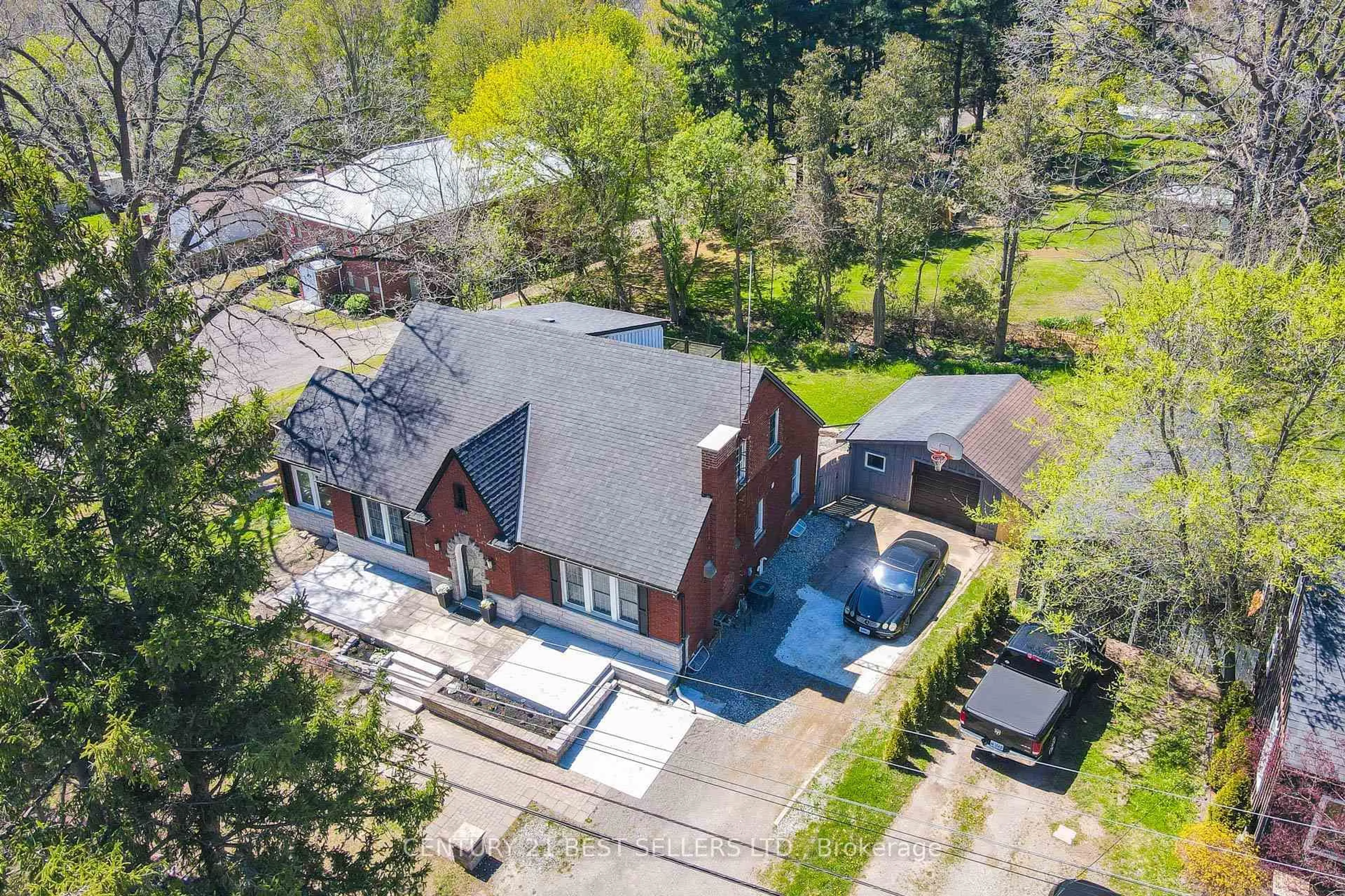 A pic from outside/outdoor area/front of a property/back of a property/a pic from drone, street for 933 Highway 6, Hamilton Ontario L8N 2Z7