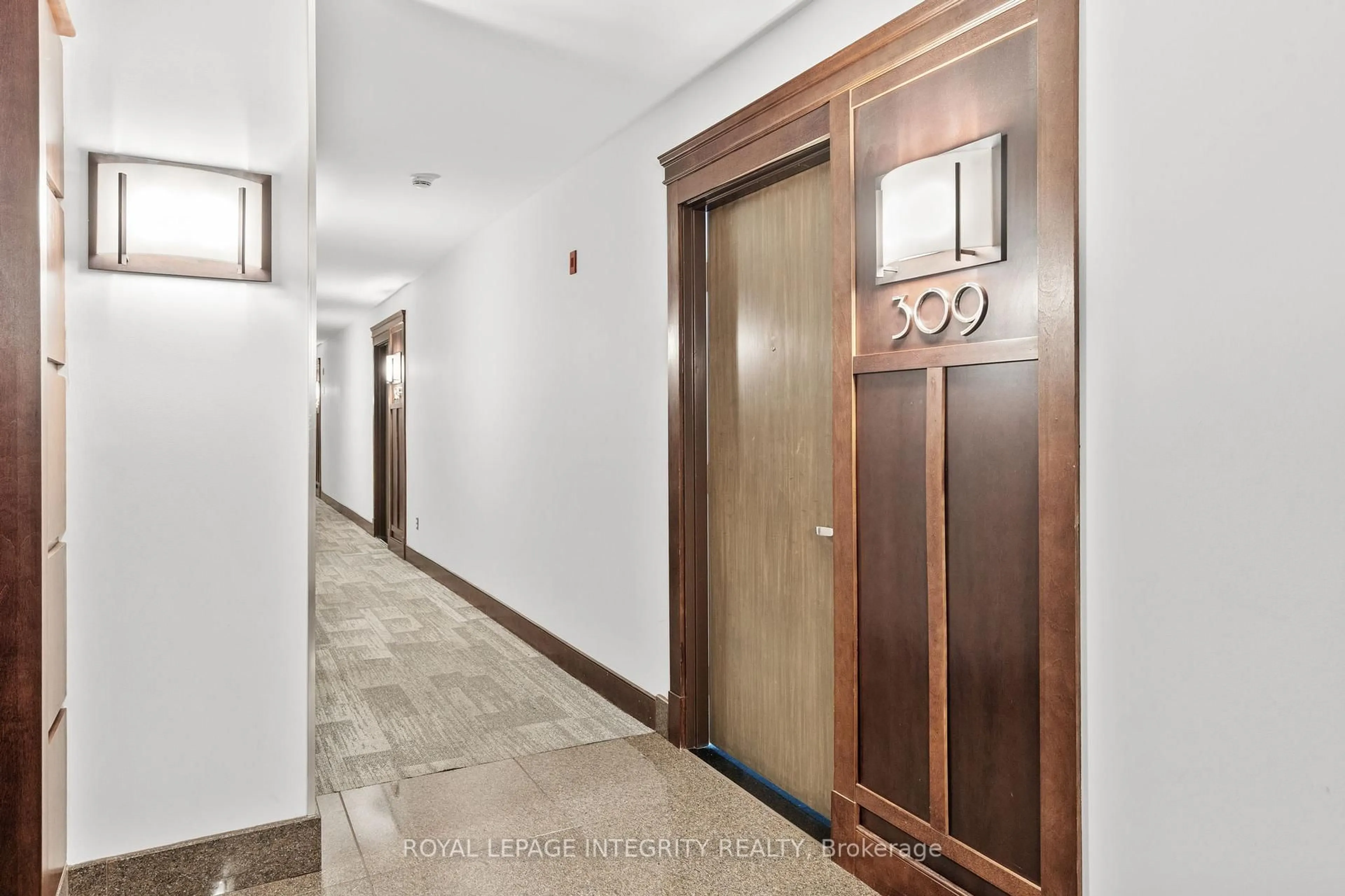 Indoor foyer for 200 Besserer St #309, Ottawa Ontario K1N 0A7