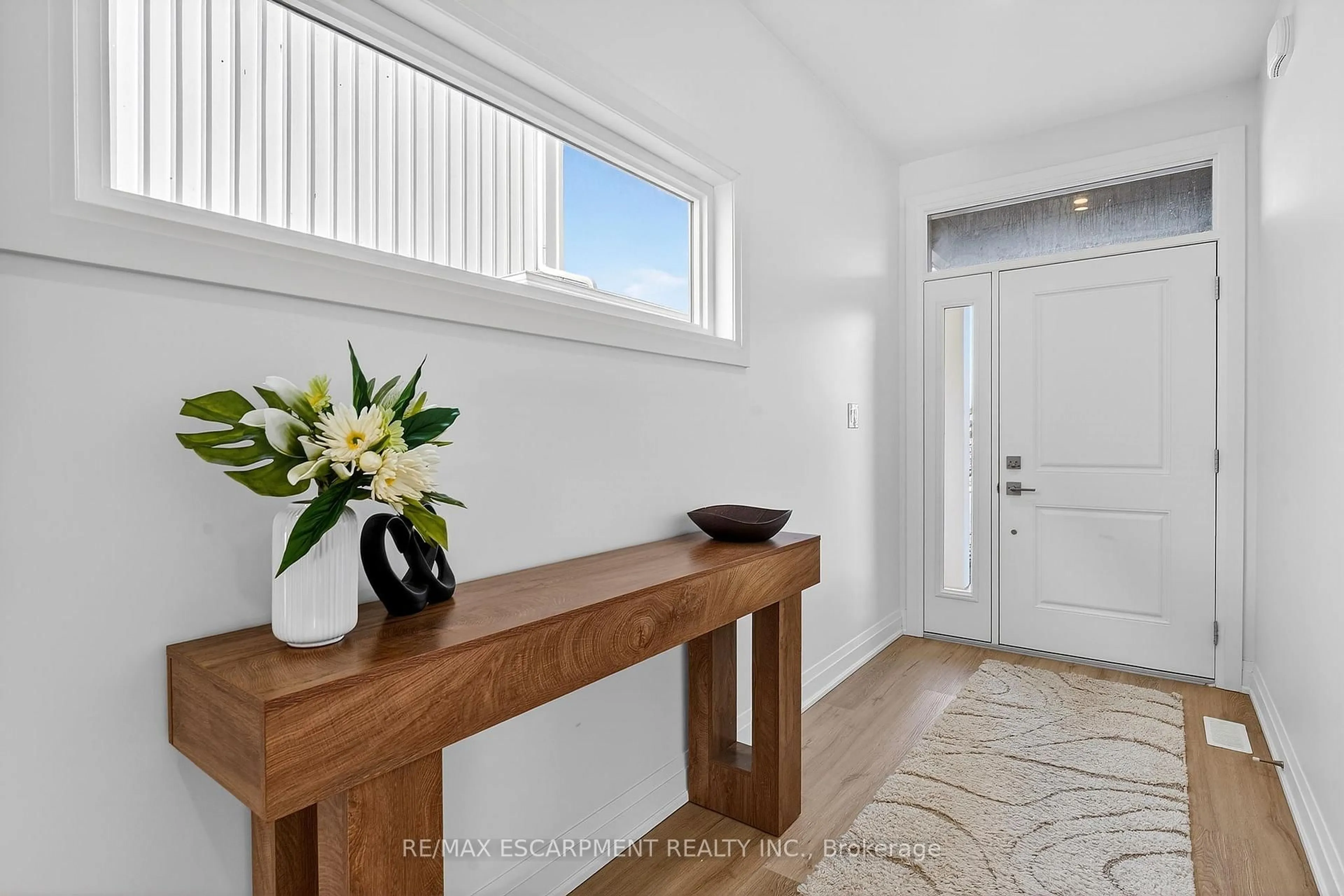 Indoor entryway for 8868 Angie Dr, Niagara Falls Ontario L2H 3W8