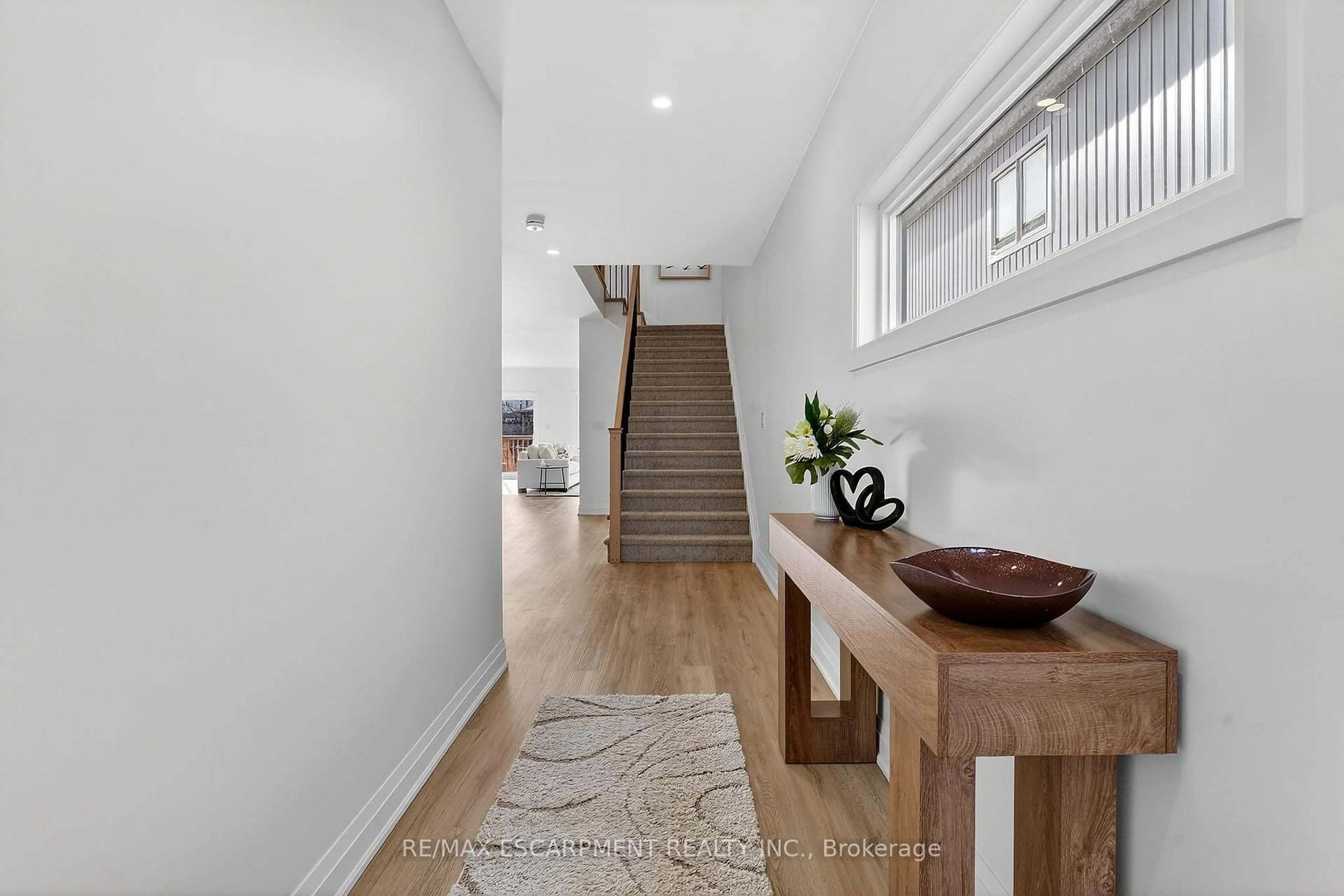 Indoor entryway for 8868 Angie Dr, Niagara Falls Ontario L2H 3W8