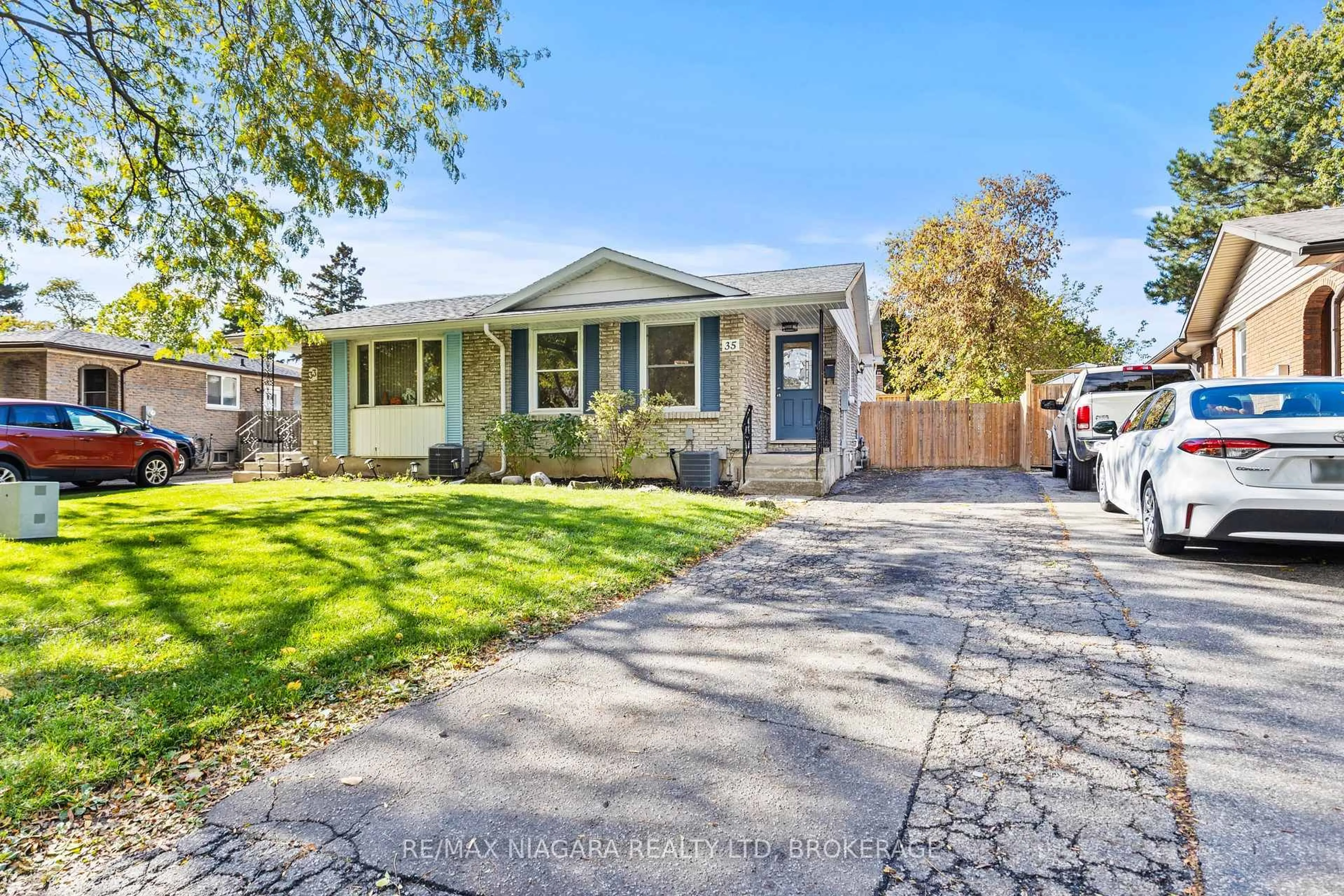 Home with vinyl exterior material, street for 35 Lafayette Dr, St. Catharines Ontario L2N 6C1