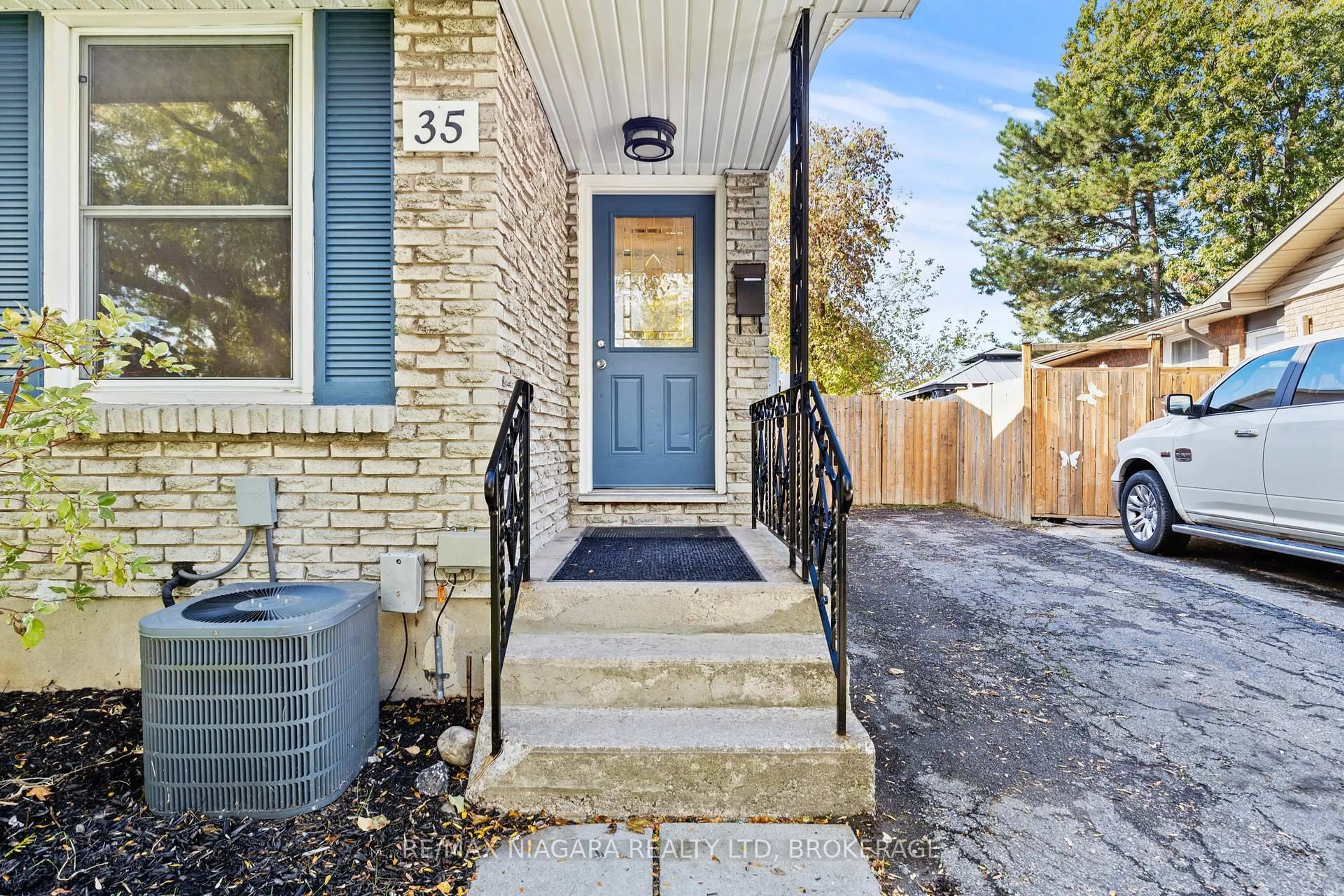 Indoor entryway for 35 Lafayette Dr, St. Catharines Ontario L2N 6C1
