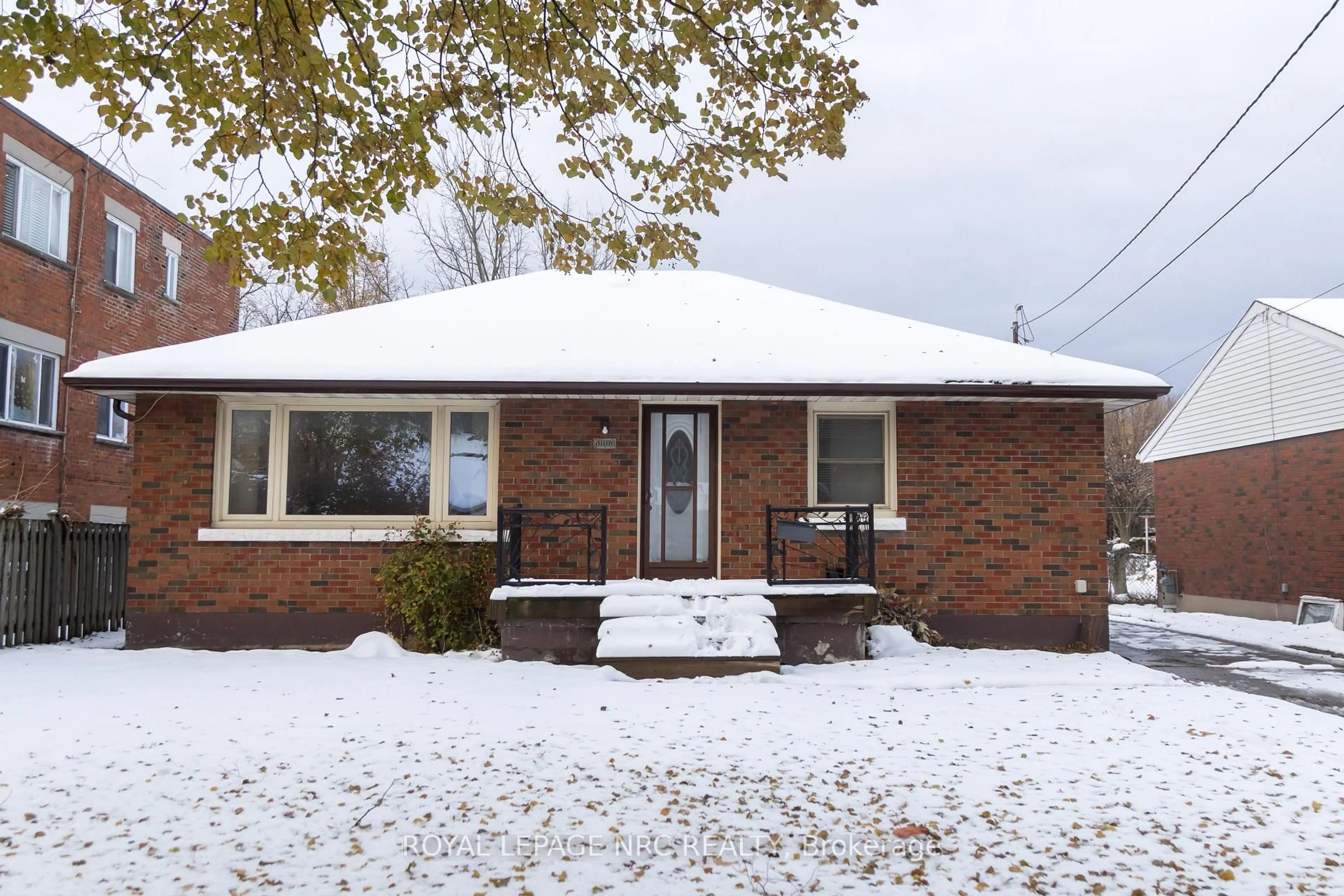 Home with brick exterior material, street for 5905 Valley Way, Niagara Falls Ontario L2E 1X9