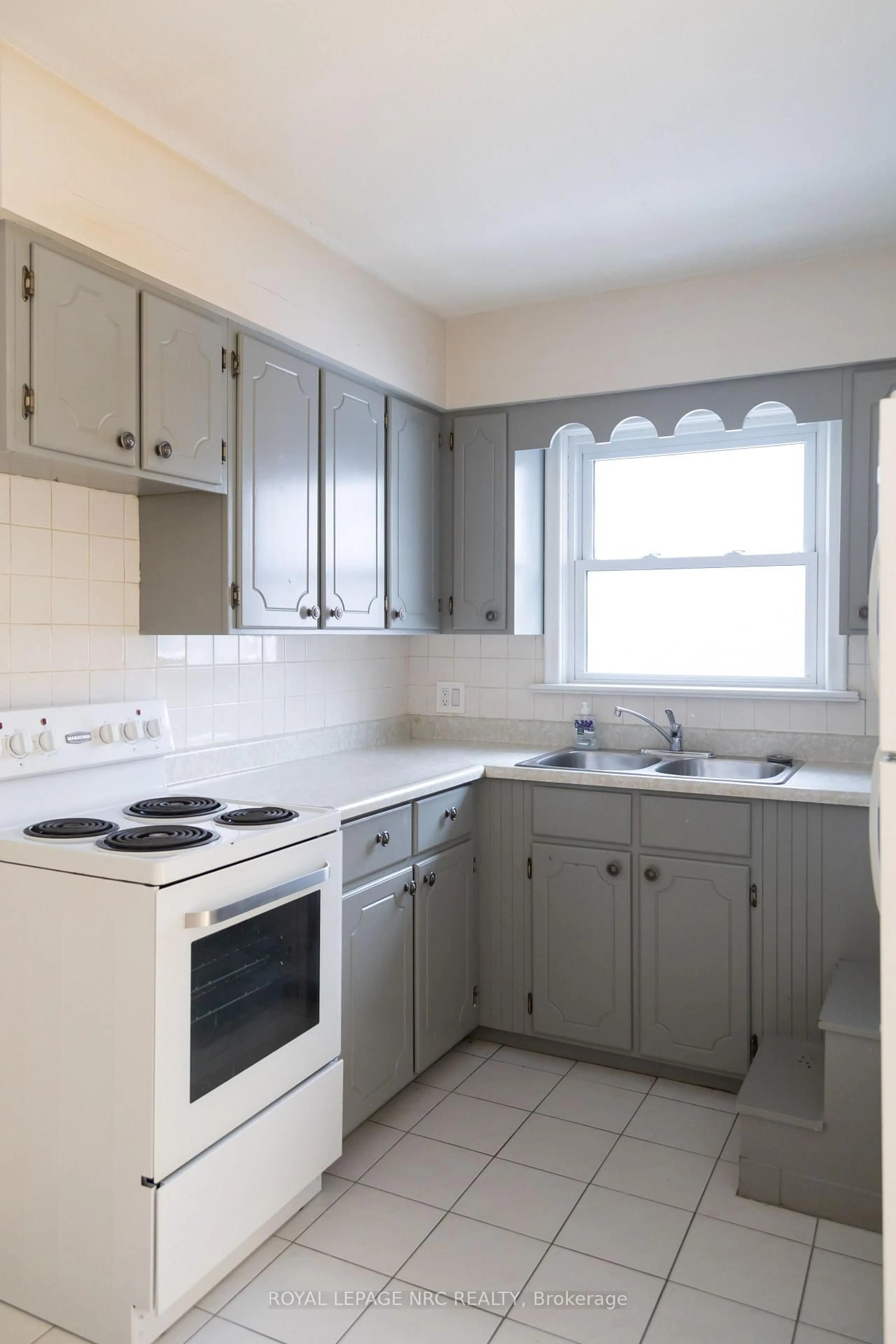 Standard kitchen, unknown for 5905 Valley Way, Niagara Falls Ontario L2E 1X9