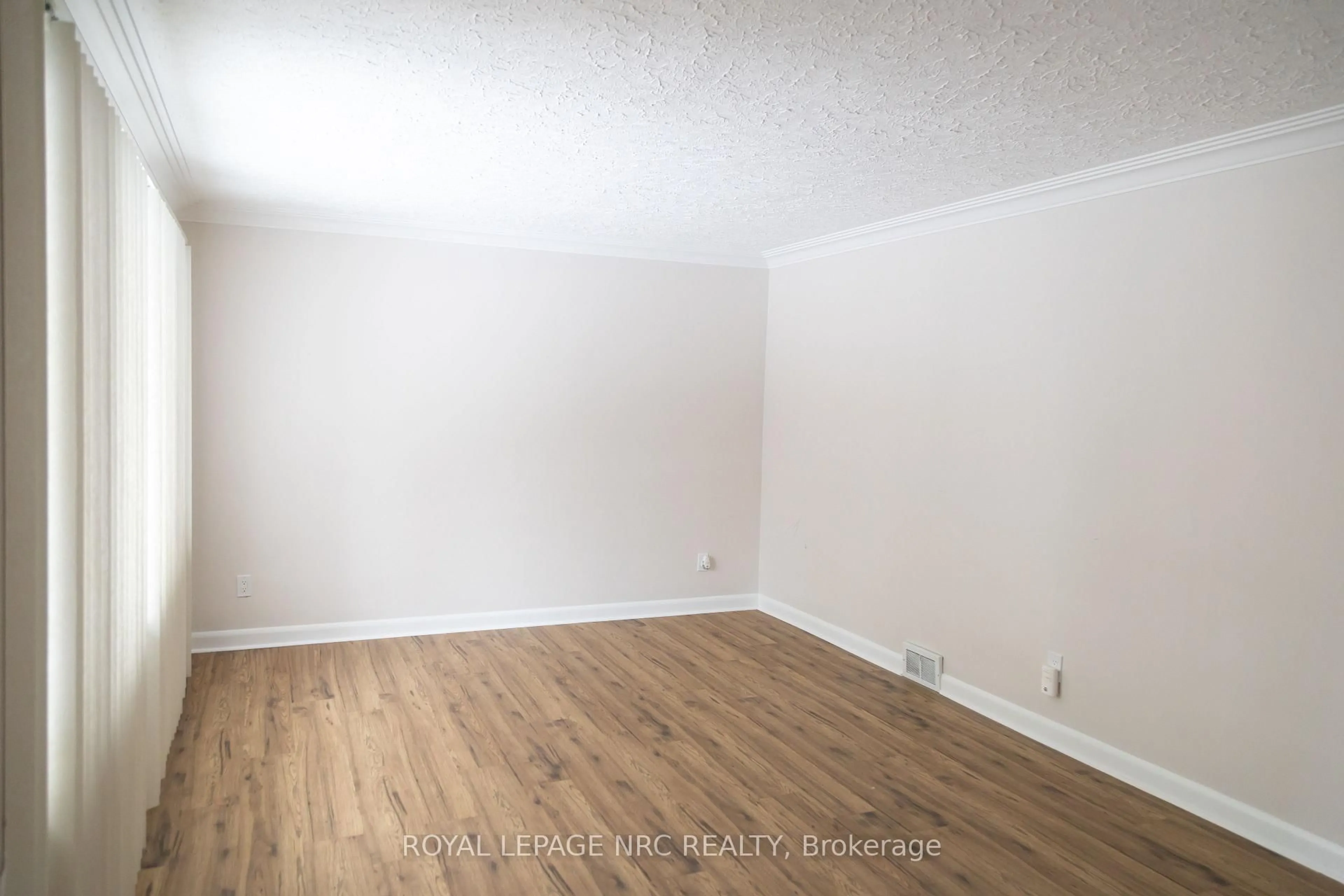 A pic of a room for 5905 Valley Way, Niagara Falls Ontario L2E 1X9