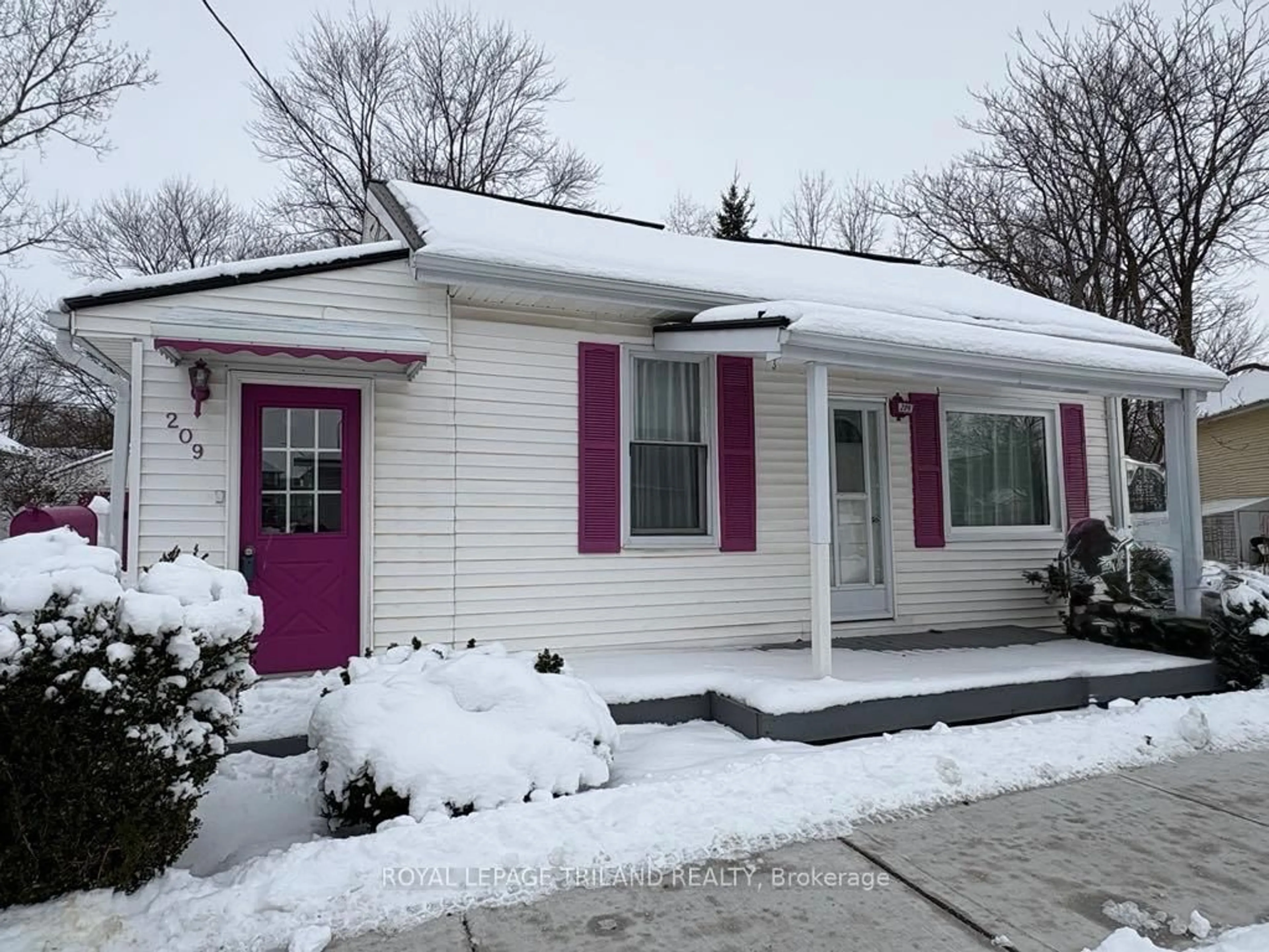 Home with vinyl exterior material, street for 209 Water St, Lucan Biddulph Ontario N0M 2J0