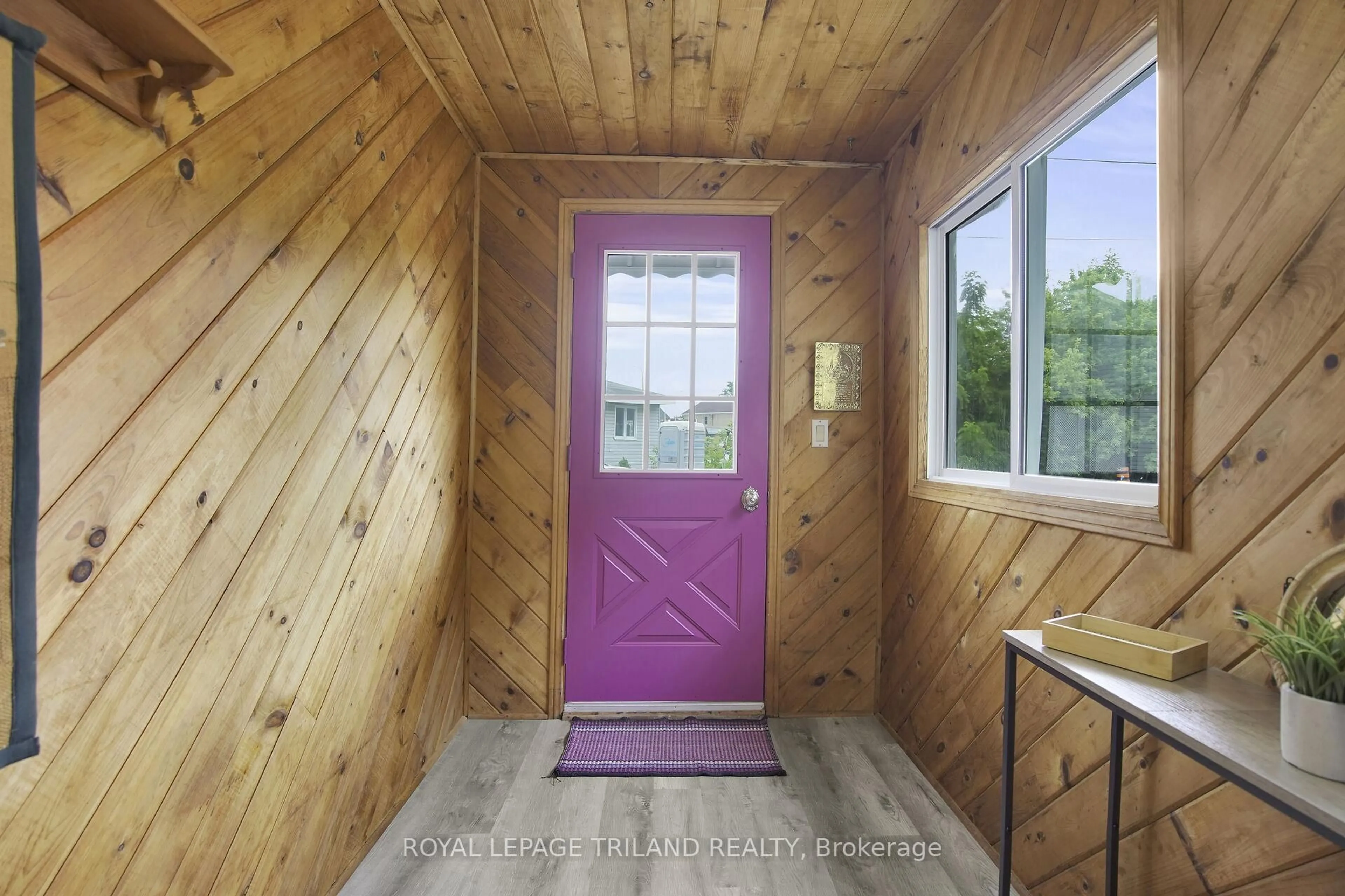 Indoor entryway for 209 Water St, Lucan Biddulph Ontario N0M 2J0