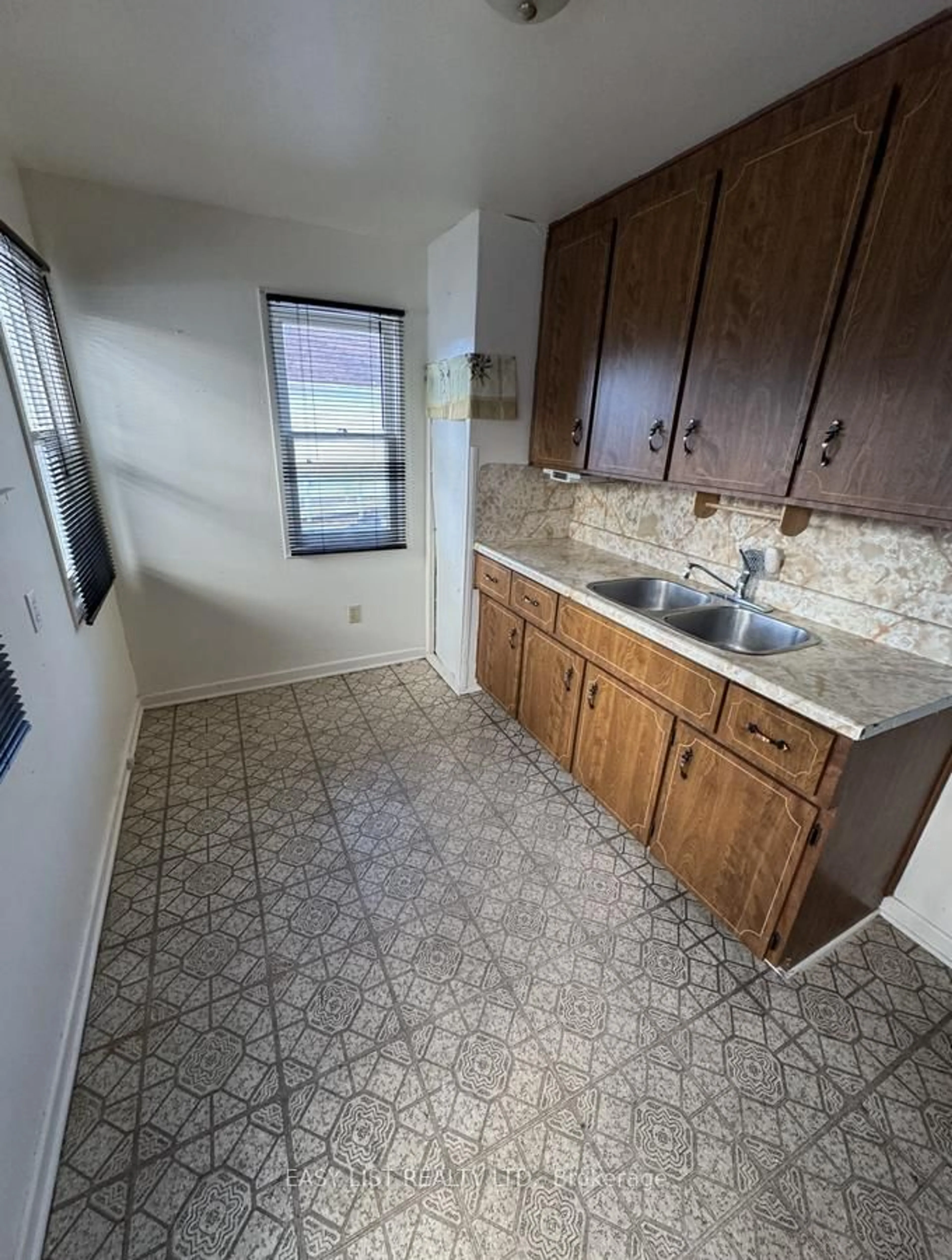 Standard kitchen, unknown for 320 Lafontaine St, Chatham-Kent Ontario N8A 4H9