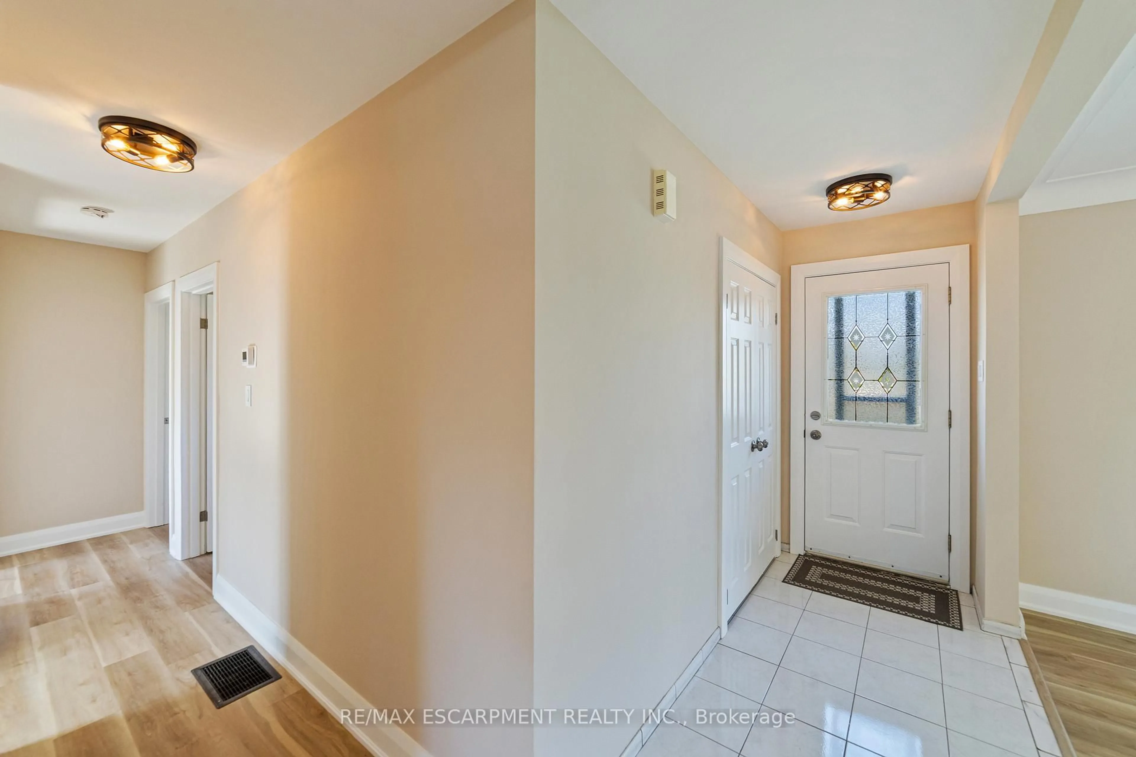 Indoor entryway for 131 Sanatorium Rd, Hamilton Ontario L9C 1Y9