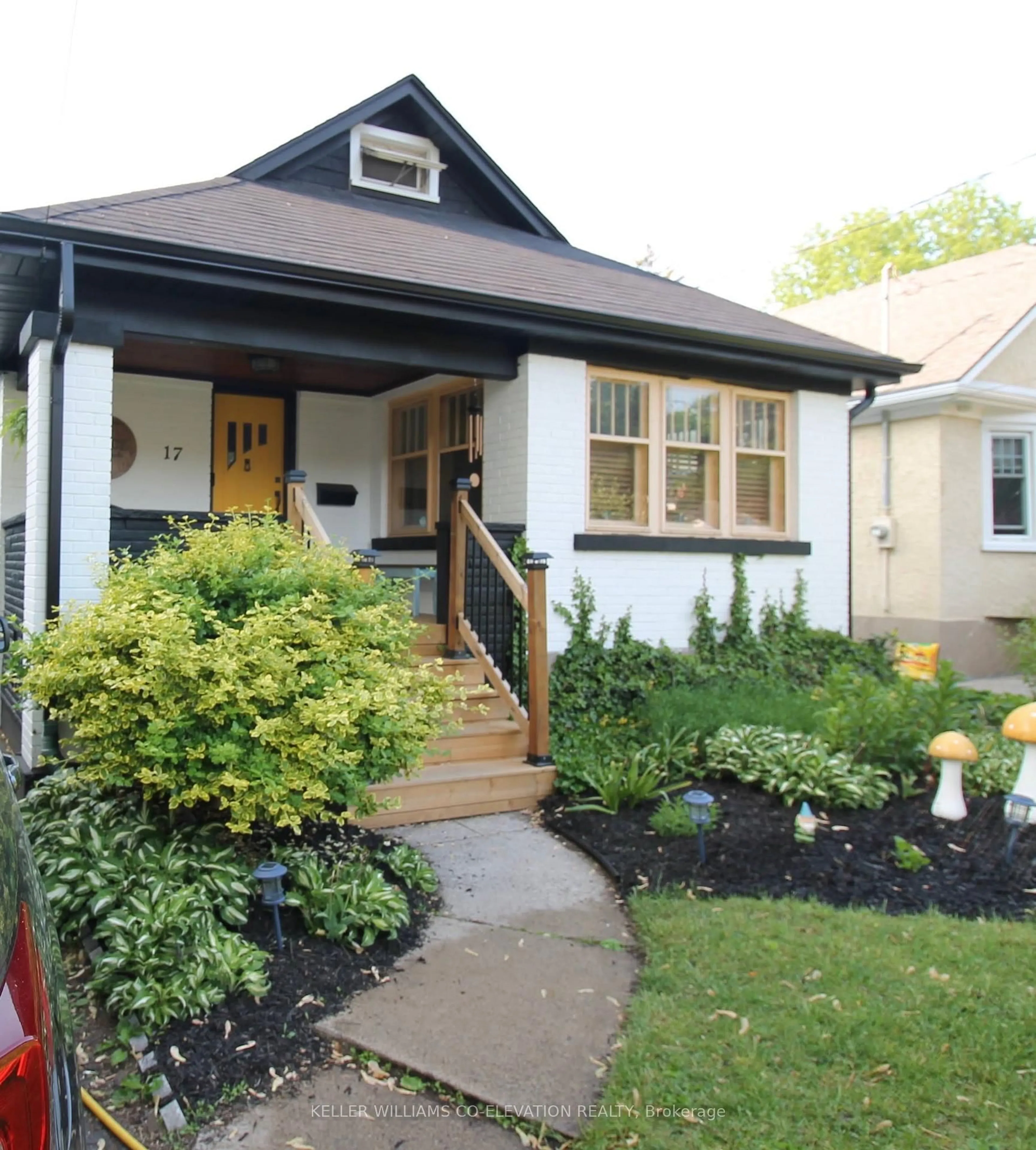 Home with vinyl exterior material, street for 17 JUNKIN St, St. Catharines Ontario L2R 1N4