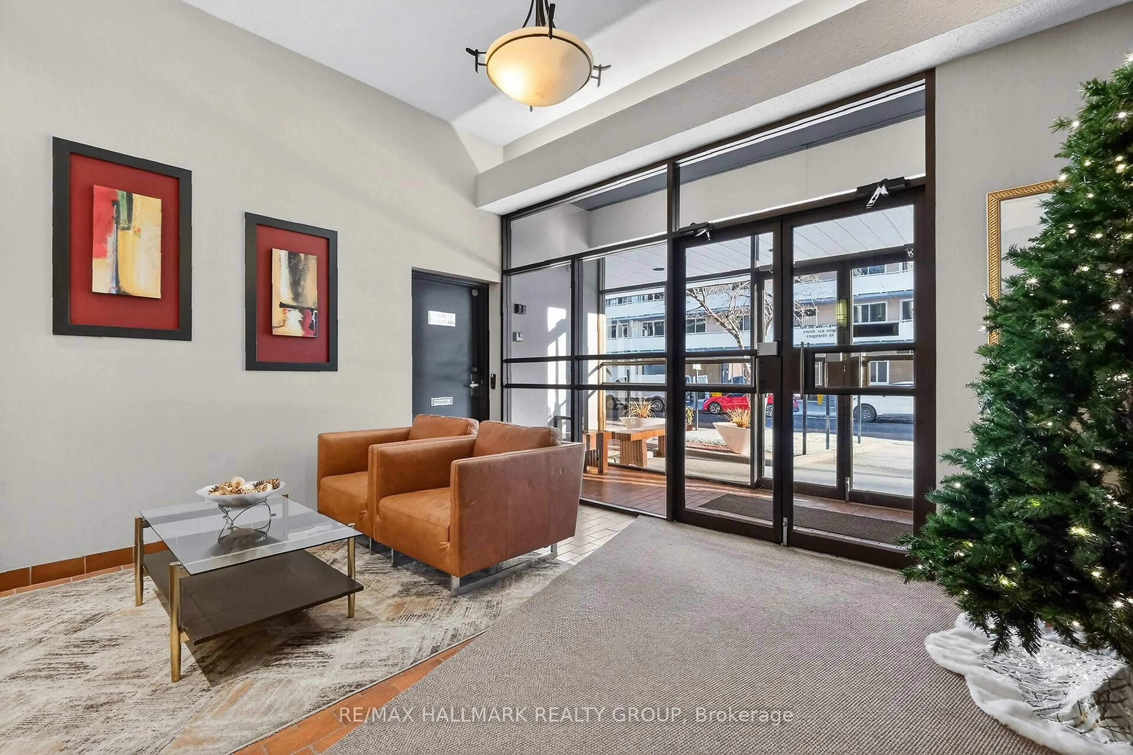 Indoor foyer for 141 Somerset St #705, Ottawa Ontario K2P 2H1