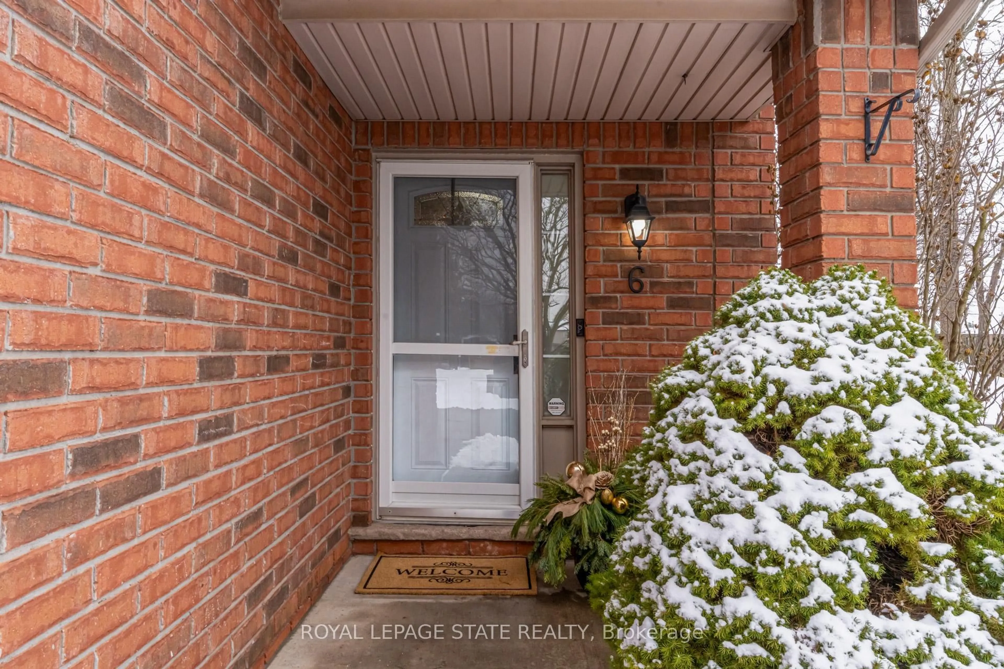 Indoor entryway for 171 Highbury Dr #6, Hamilton Ontario L8J 3Y9