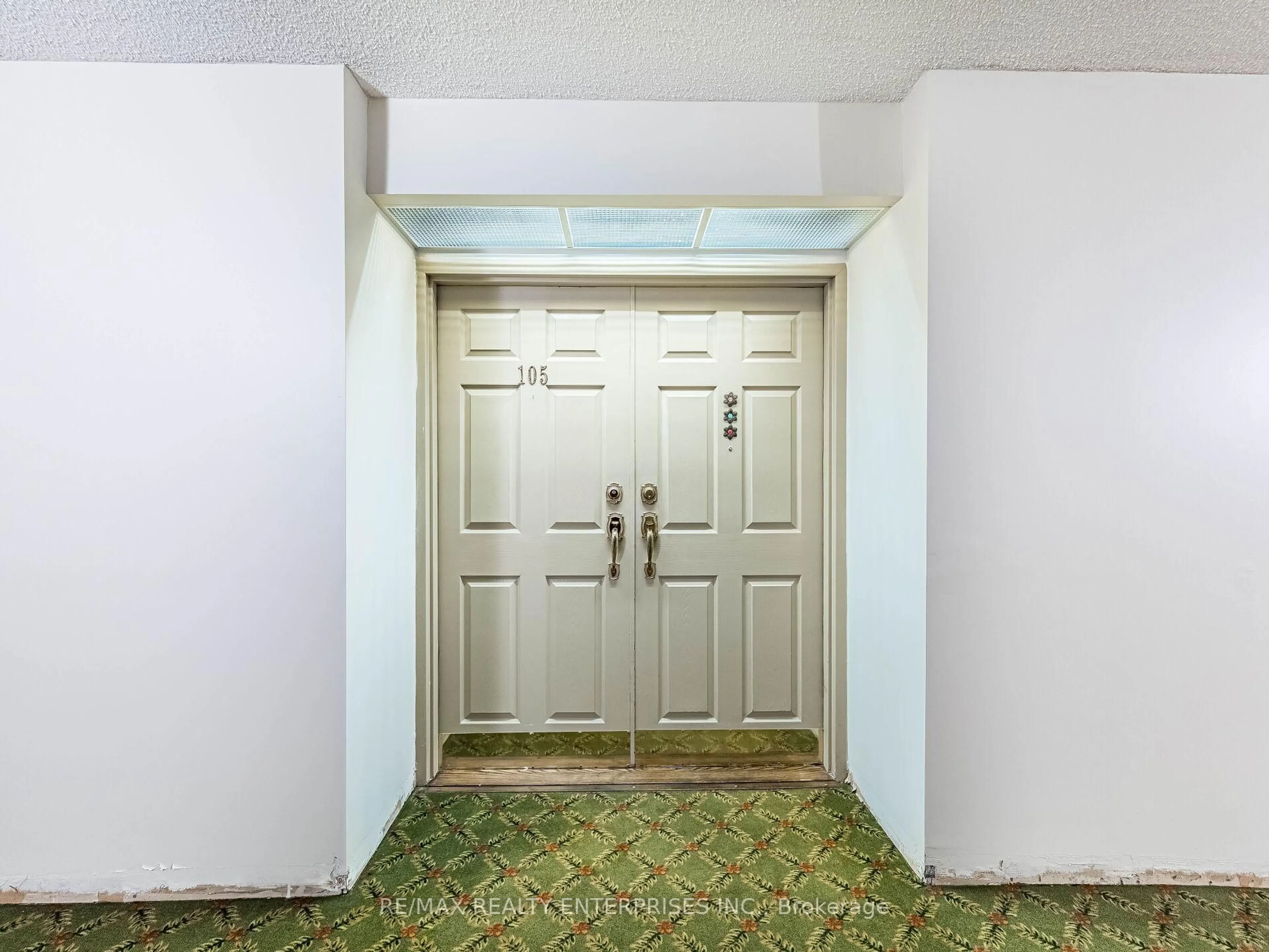 Indoor foyer for 3267 King St #105, Kitchener Ontario N2A 4A4