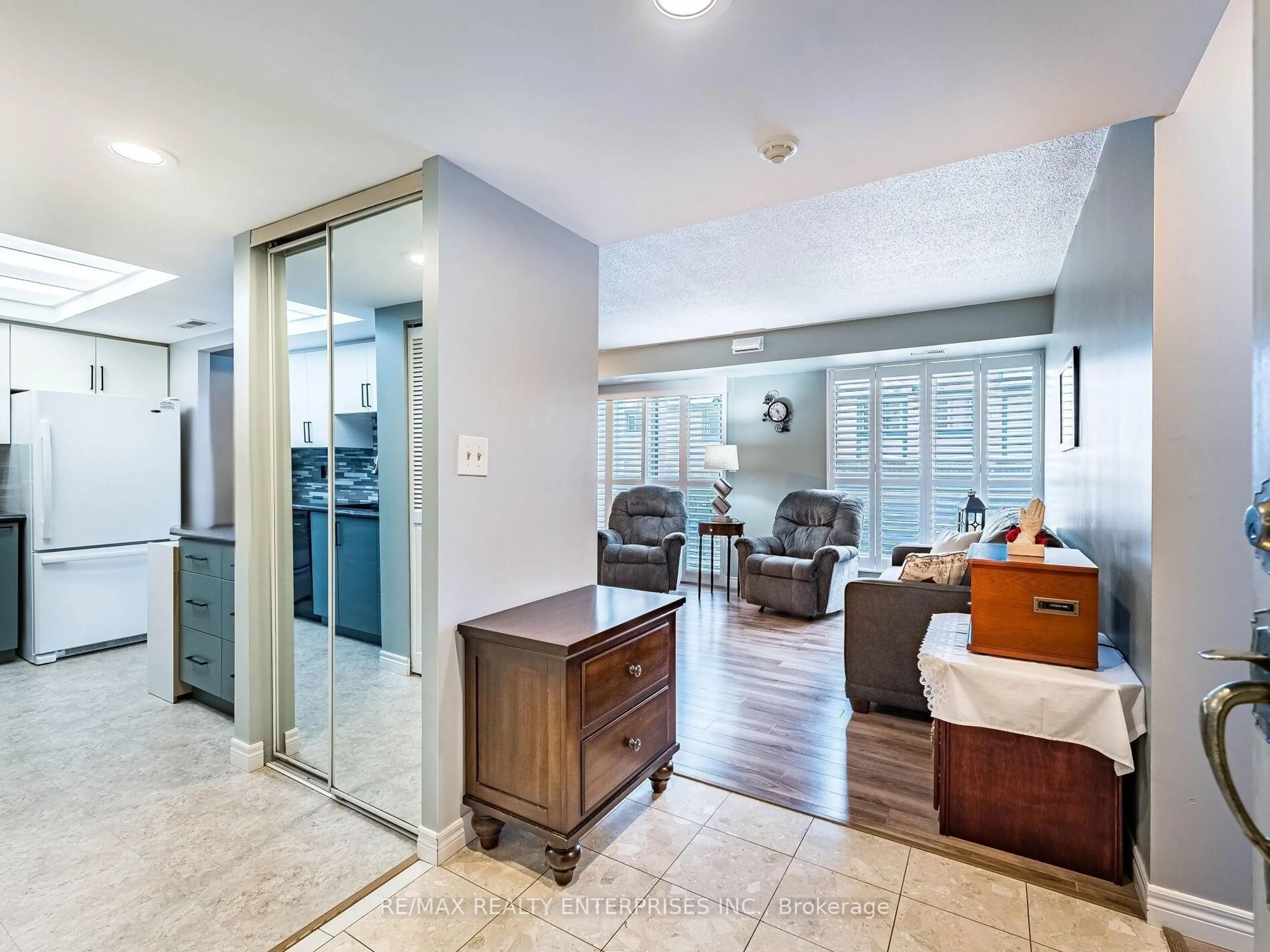 Indoor foyer for 3267 King St #105, Kitchener Ontario N2A 4A4