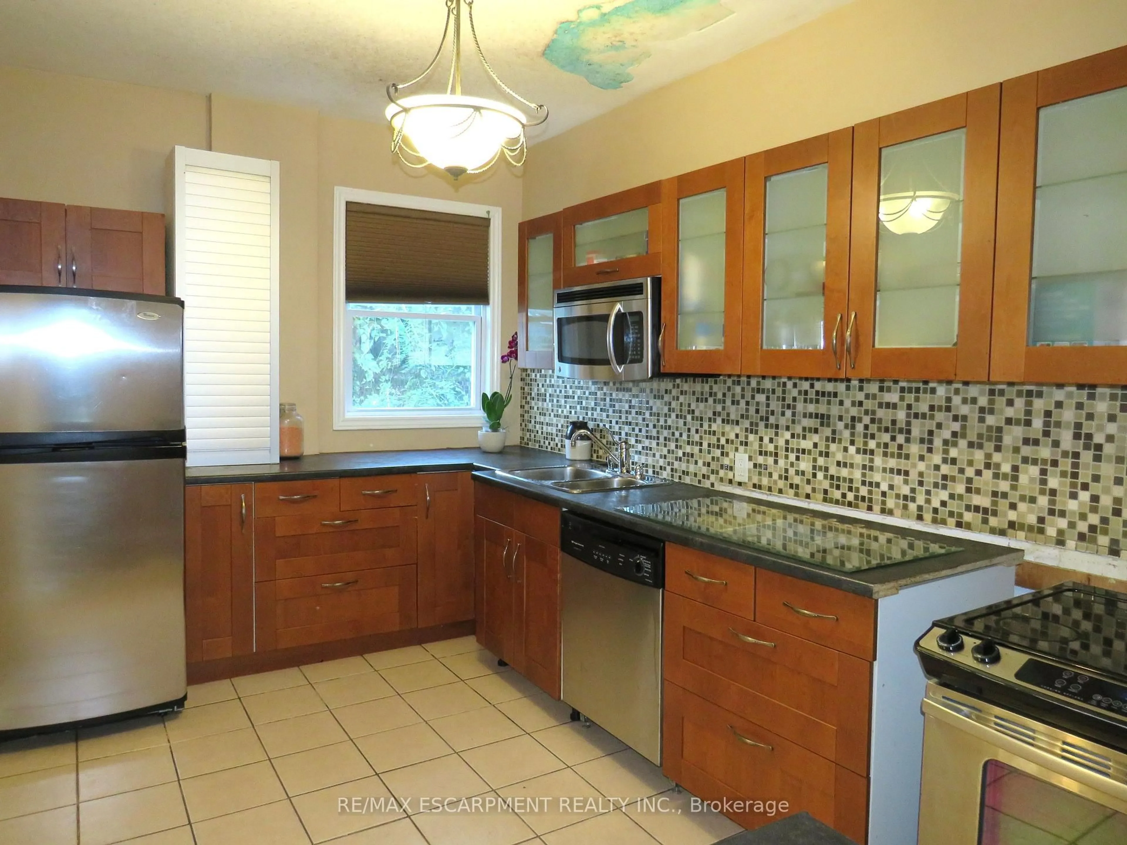 Standard kitchen, ceramic/tile floor for 120 Sanford Ave, Hamilton Ontario L8M 2G8