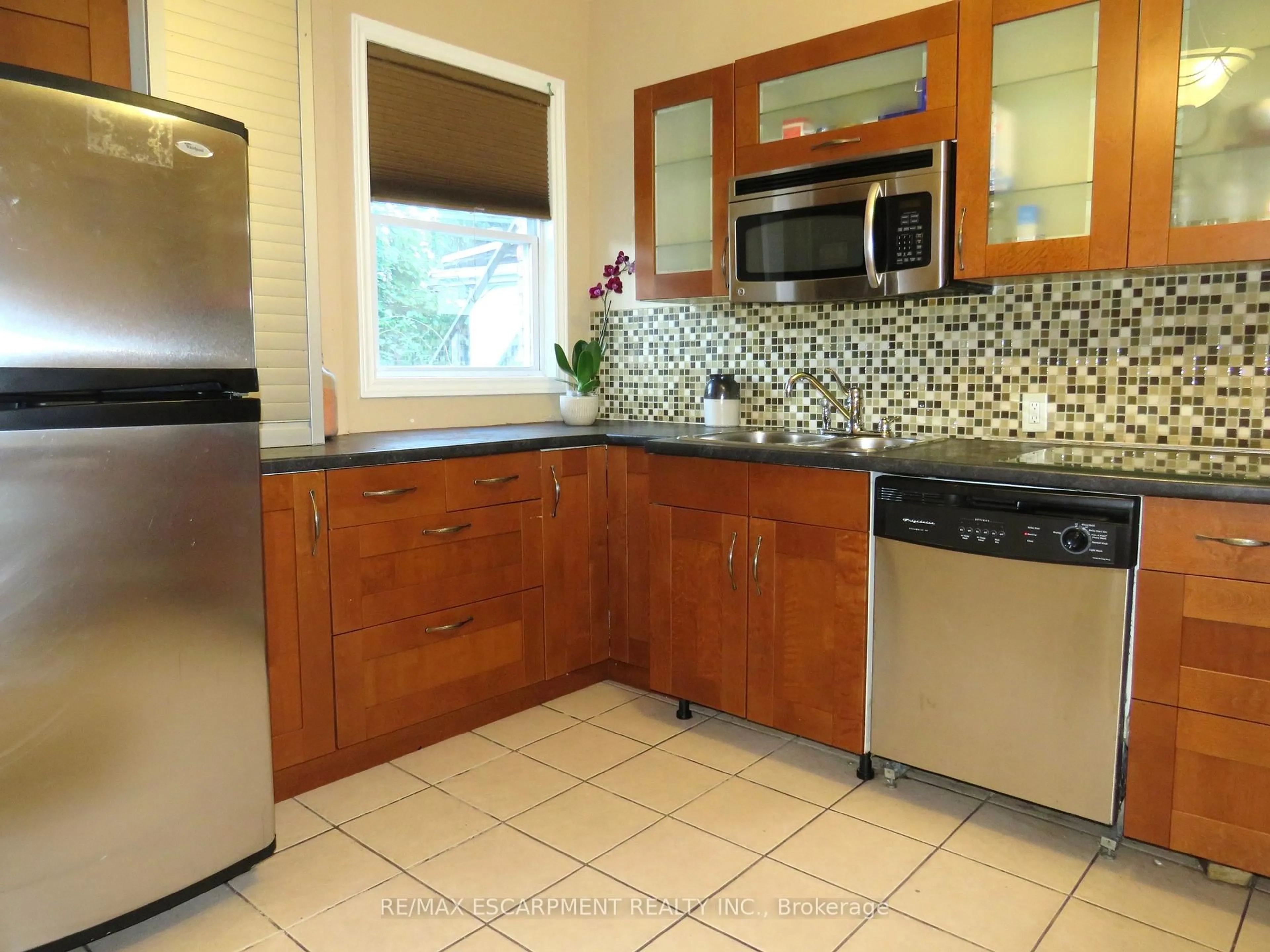 Standard kitchen, ceramic/tile floor for 120 Sanford Ave, Hamilton Ontario L8M 2G8