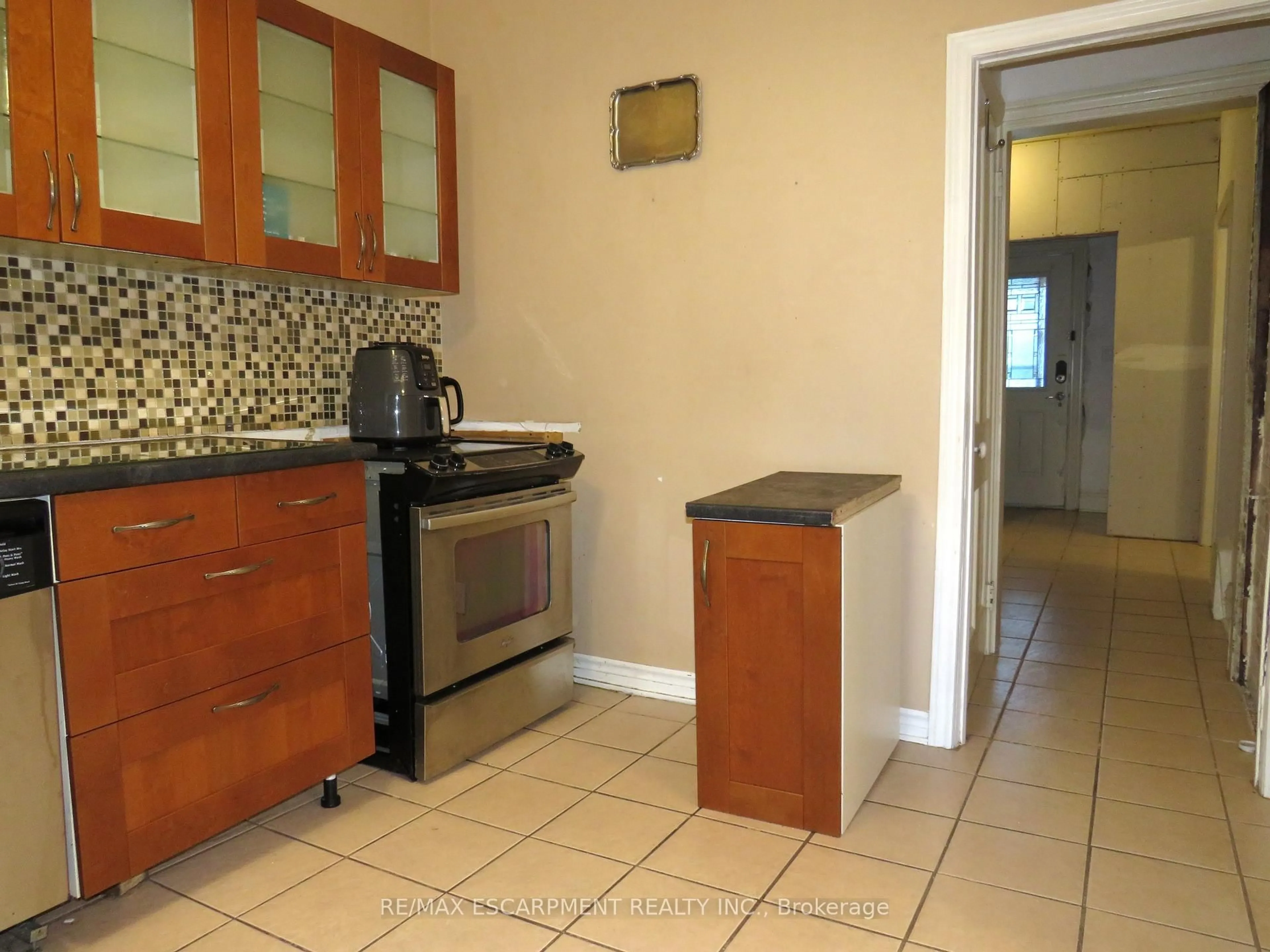 Standard kitchen, ceramic/tile floor for 120 Sanford Ave, Hamilton Ontario L8M 2G8