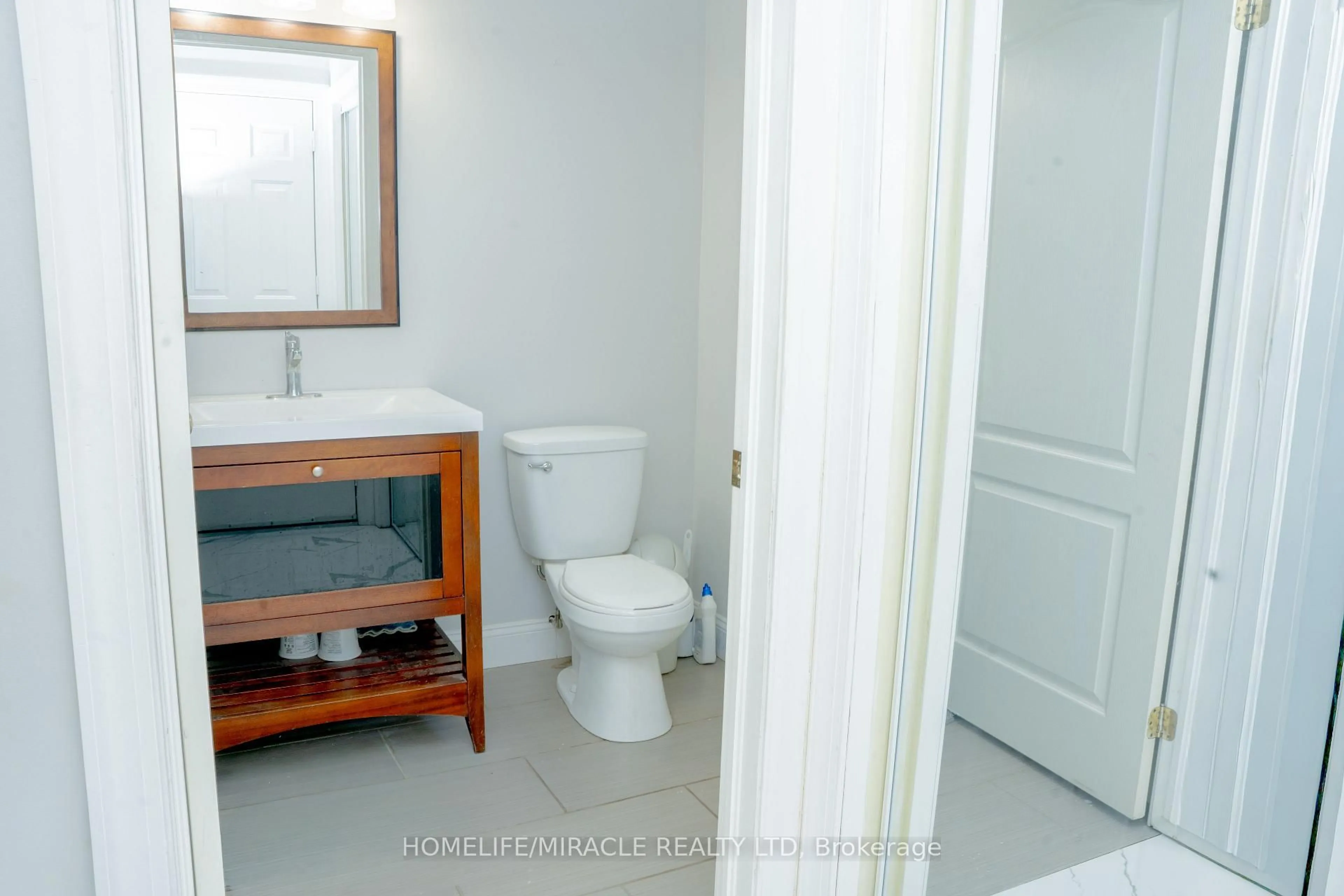 Standard bathroom, unknown for 22 Rockwood Rd, Kitchener Ontario N2E 3S5