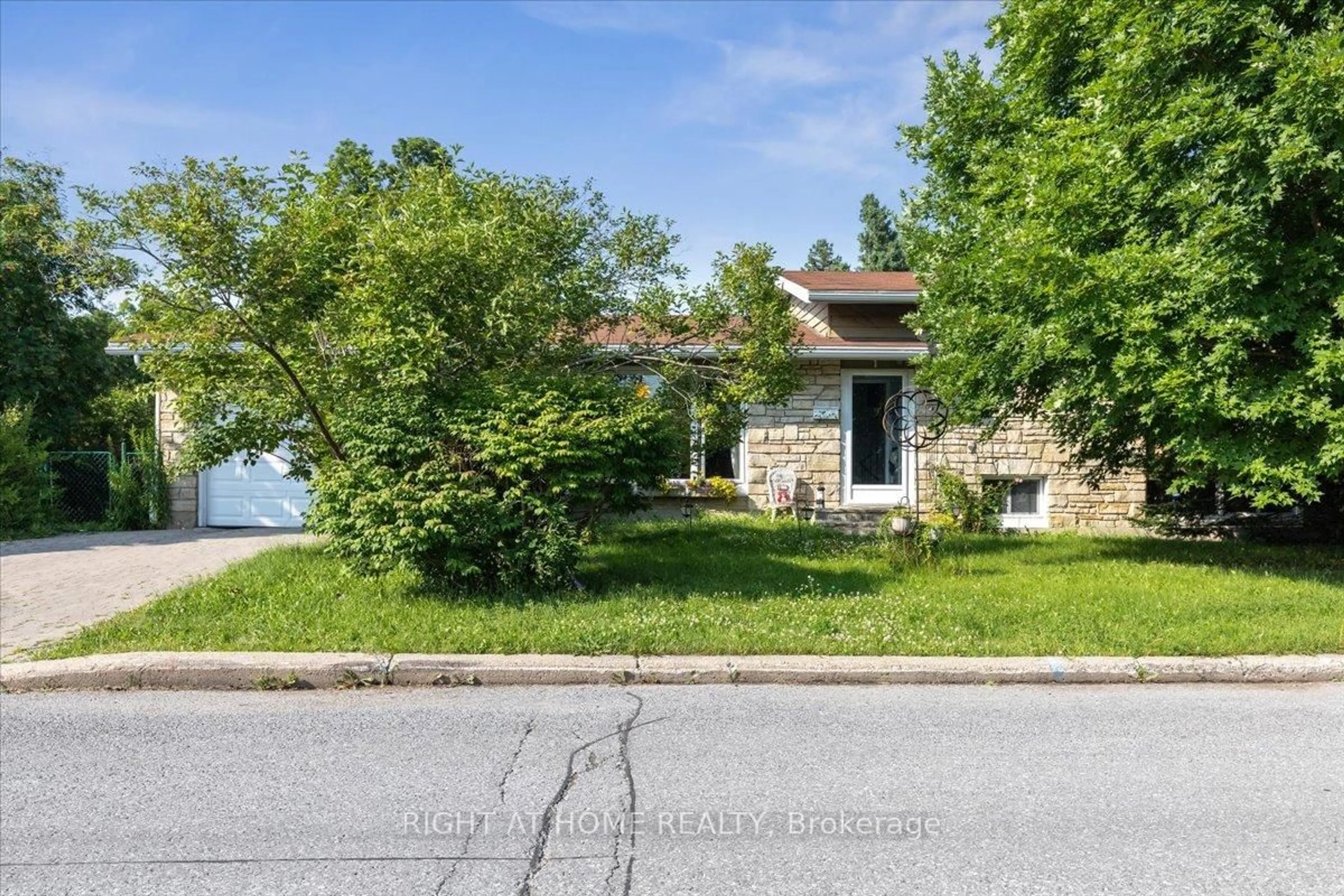 A pic from outside/outdoor area/front of a property/back of a property/a pic from drone, water/lake/river/ocean view for 1 HARROGATE Pl, Ottawa Ontario K2H 5L6