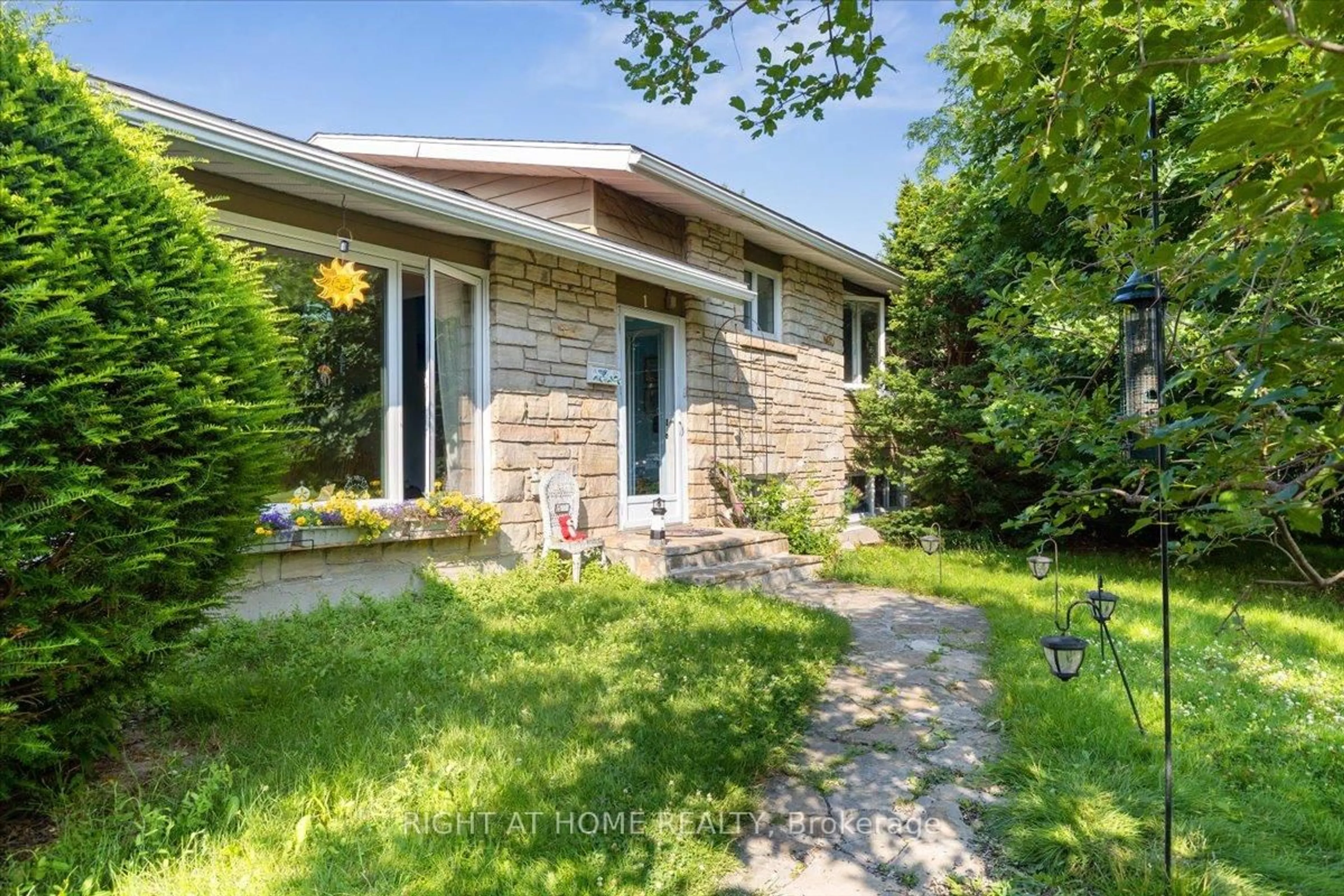 Unknown for 1 HARROGATE Pl, Ottawa Ontario K2H 5L6