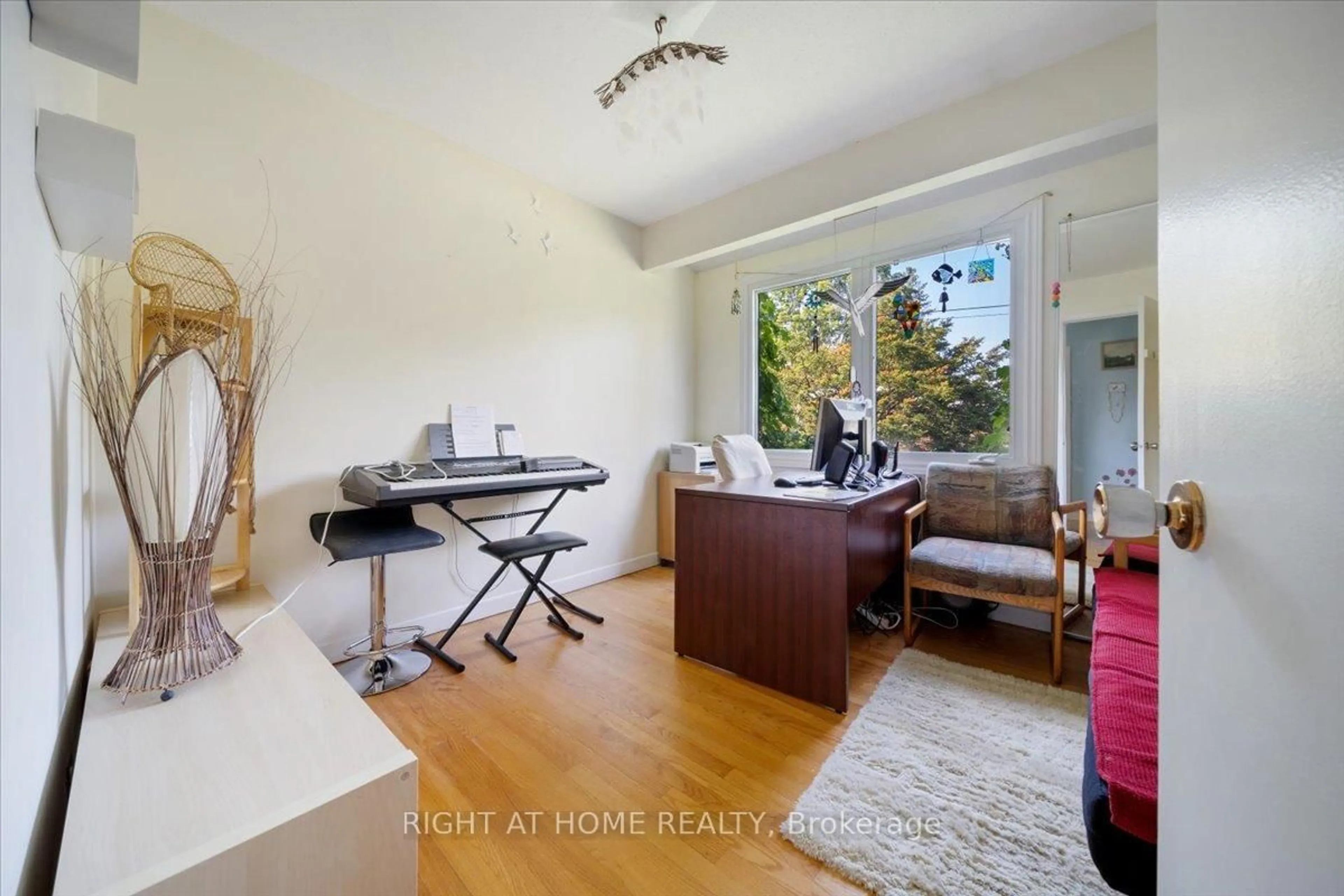 A pic of a room for 1 HARROGATE Pl, Ottawa Ontario K2H 5L6