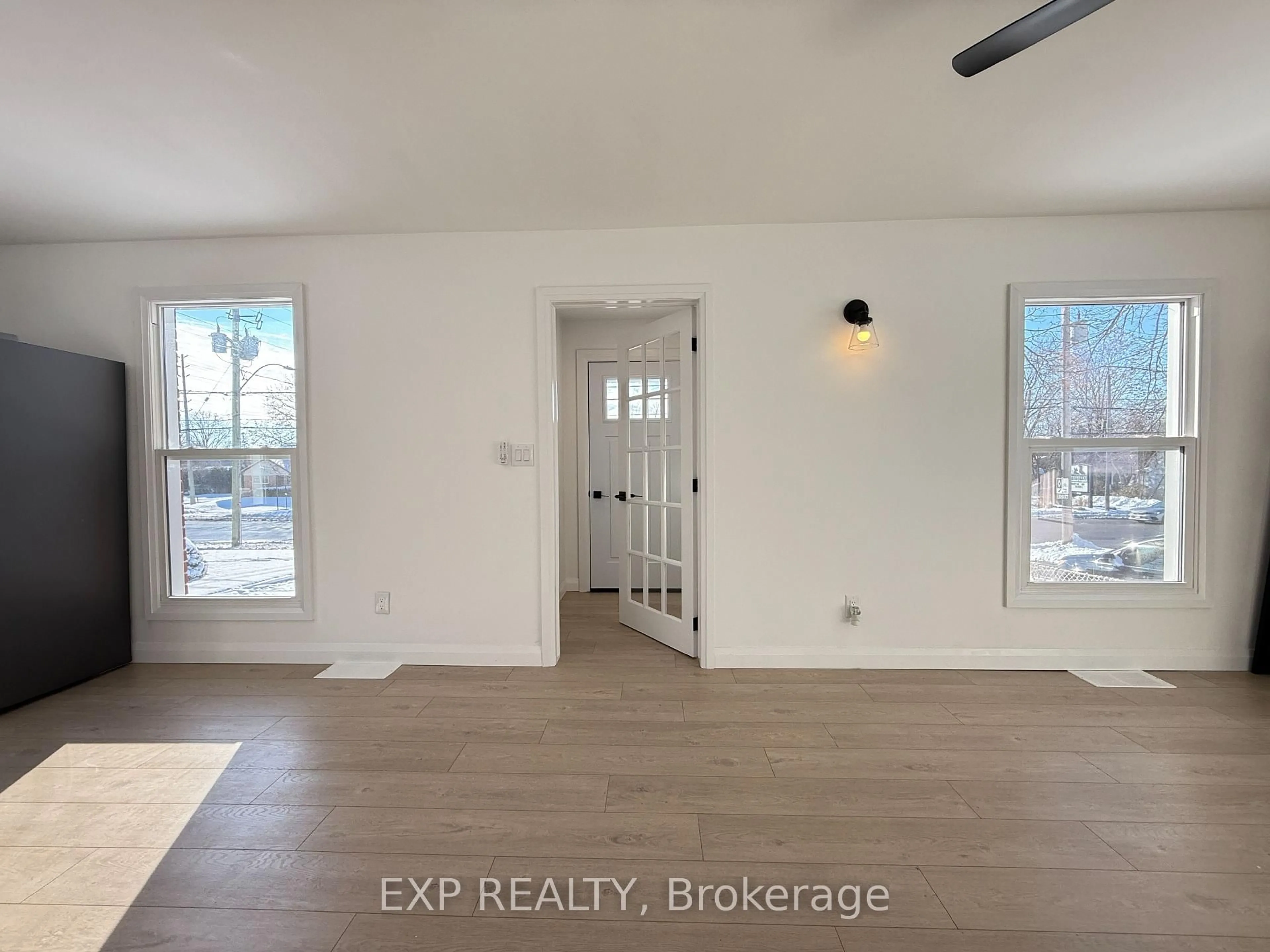 Indoor entryway for 1000 Hamilton Rd, London East Ontario N5W 1A5